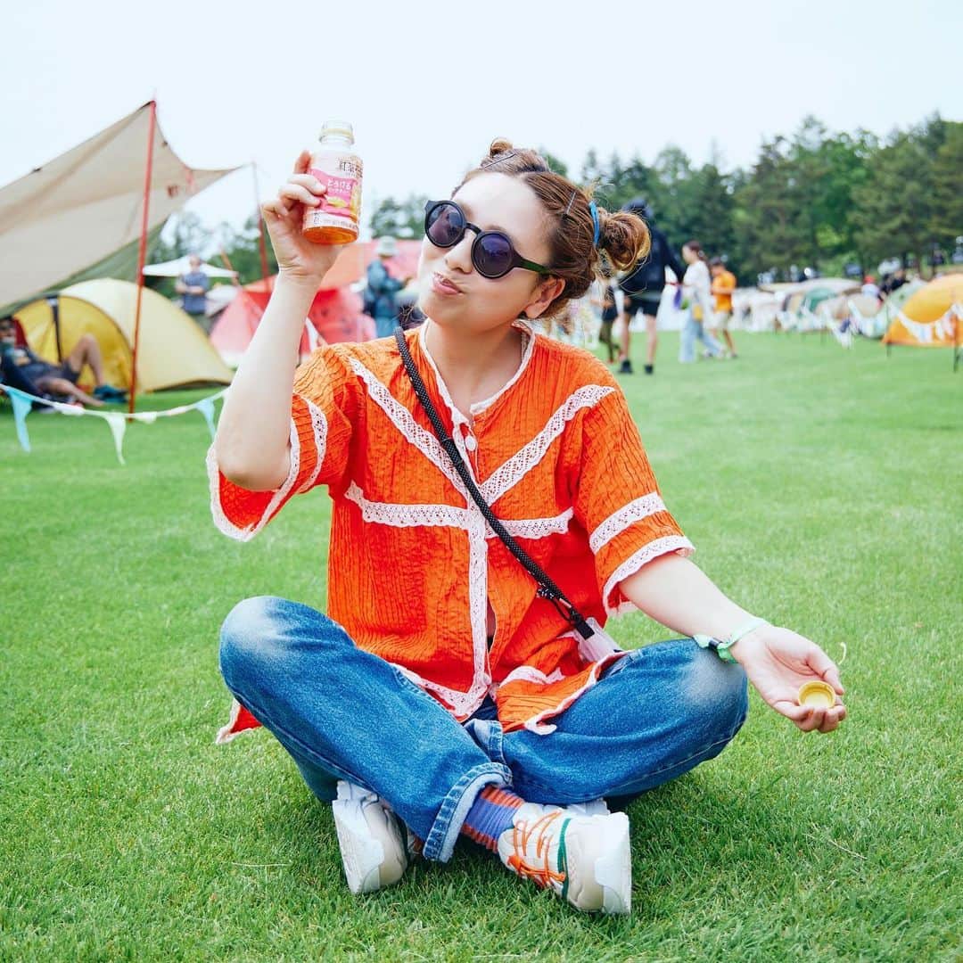 HOUYHNHNM／フイナムさんのインスタグラム写真 - (HOUYHNHNM／フイナムInstagram)「6月10日と11日に長野県の「富士見高原リゾート」で開催された「THE CAMP BOOK 2023」。コロナ禍が落ち着いたことで、今年は久々に気兼ねなくフェスを楽しみたいゾというひとたちも多いでしょう。  そんな期待に応えるように、このイベントにはEGO-WRAPPIN'（Acoustic Set）、ZAZEN BOYS、GEZAN、石野卓球など豪華アーティストが出演し、音楽好きたちを楽しませました。  フイナムでは、おいしさで思わず笑顔がこぼれる「紅茶花伝」とともに会場スナップを敢行。やっぱりフェスっていいものですね。「紅茶花伝」片手に乾杯！  https://www.houyhnhnm.jp/feature/727909/  #紅茶花伝  #thecampbook  #thecampbook2023」6月25日 18時50分 - houyhnhnm_official