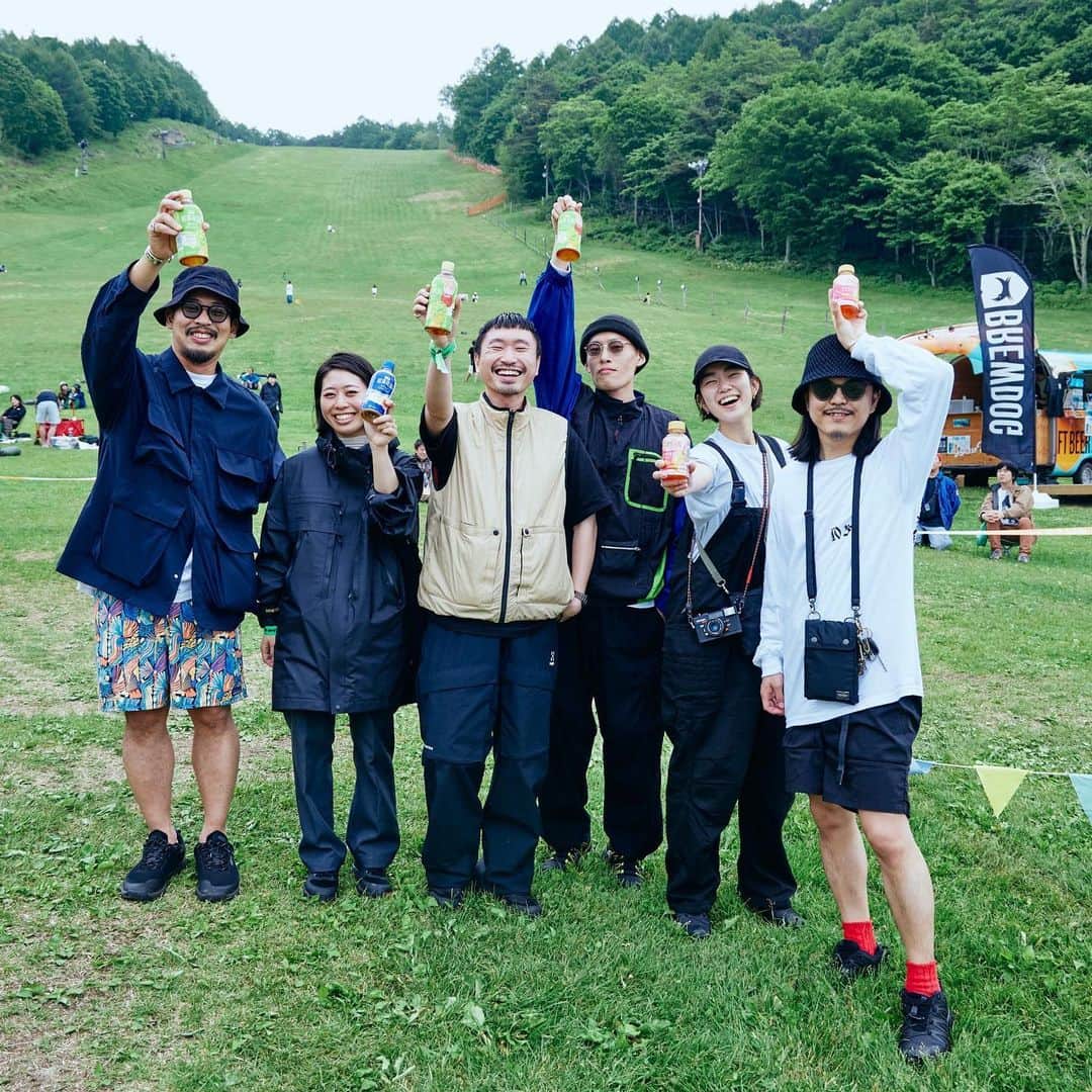 HOUYHNHNM／フイナムさんのインスタグラム写真 - (HOUYHNHNM／フイナムInstagram)「6月10日と11日に長野県の「富士見高原リゾート」で開催された「THE CAMP BOOK 2023」。コロナ禍が落ち着いたことで、今年は久々に気兼ねなくフェスを楽しみたいゾというひとたちも多いでしょう。  そんな期待に応えるように、このイベントにはEGO-WRAPPIN'（Acoustic Set）、ZAZEN BOYS、GEZAN、石野卓球など豪華アーティストが出演し、音楽好きたちを楽しませました。  フイナムでは、おいしさで思わず笑顔がこぼれる「紅茶花伝」とともに会場スナップを敢行。やっぱりフェスっていいものですね。「紅茶花伝」片手に乾杯！  https://www.houyhnhnm.jp/feature/727909/  #紅茶花伝  #thecampbook  #thecampbook2023」6月25日 18時50分 - houyhnhnm_official