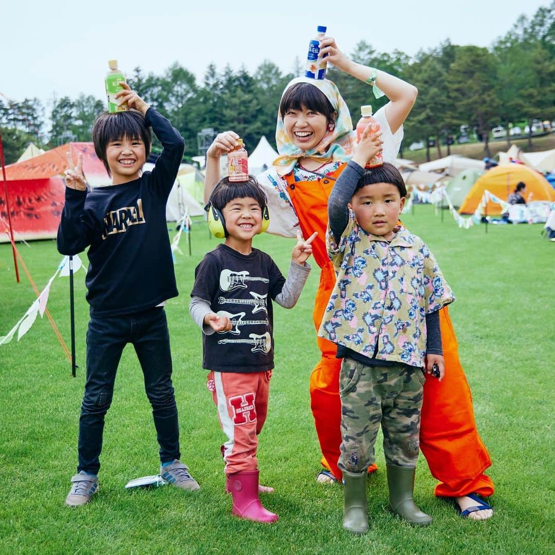 HOUYHNHNM／フイナムさんのインスタグラム写真 - (HOUYHNHNM／フイナムInstagram)「6月10日と11日に長野県の「富士見高原リゾート」で開催された「THE CAMP BOOK 2023」。コロナ禍が落ち着いたことで、今年は久々に気兼ねなくフェスを楽しみたいゾというひとたちも多いでしょう。  そんな期待に応えるように、このイベントにはEGO-WRAPPIN'（Acoustic Set）、ZAZEN BOYS、GEZAN、石野卓球など豪華アーティストが出演し、音楽好きたちを楽しませました。  フイナムでは、おいしさで思わず笑顔がこぼれる「紅茶花伝」とともに会場スナップを敢行。やっぱりフェスっていいものですね。「紅茶花伝」片手に乾杯！  https://www.houyhnhnm.jp/feature/727909/  #紅茶花伝  #thecampbook  #thecampbook2023」6月25日 18時50分 - houyhnhnm_official