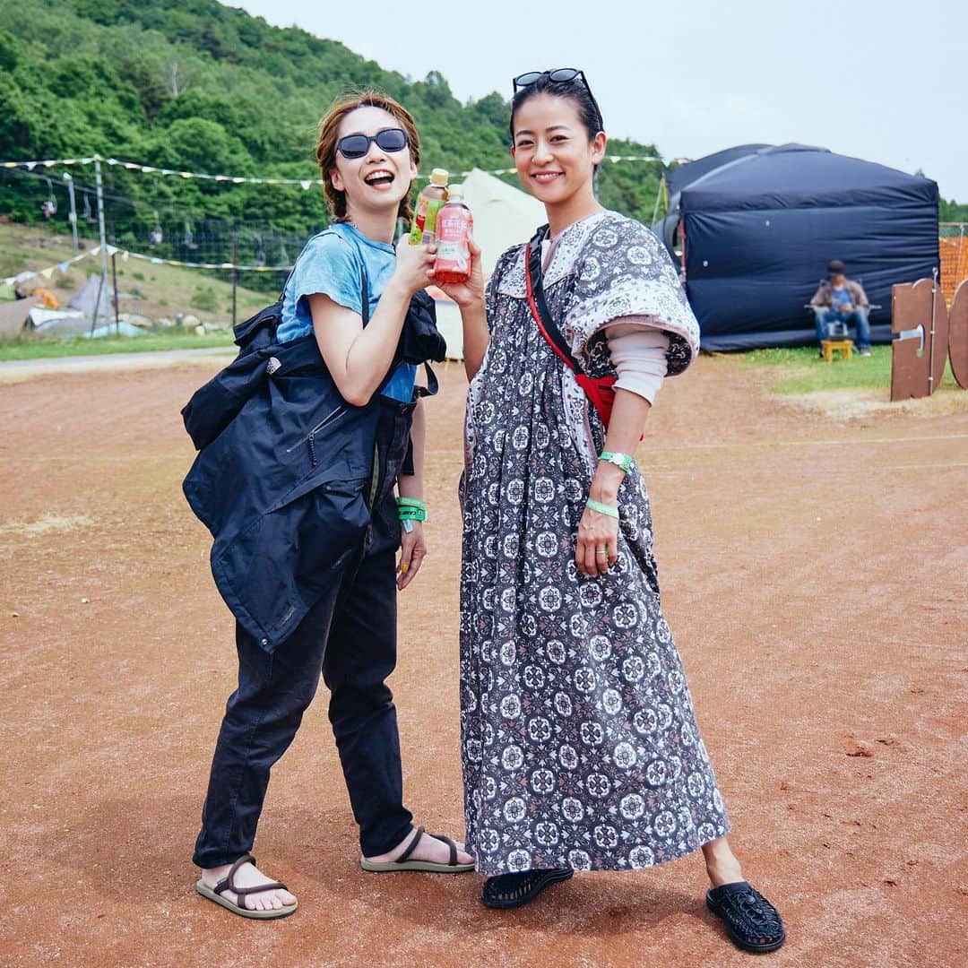 HOUYHNHNM／フイナムさんのインスタグラム写真 - (HOUYHNHNM／フイナムInstagram)「6月10日と11日に長野県の「富士見高原リゾート」で開催された「THE CAMP BOOK 2023」。コロナ禍が落ち着いたことで、今年は久々に気兼ねなくフェスを楽しみたいゾというひとたちも多いでしょう。  そんな期待に応えるように、このイベントにはEGO-WRAPPIN'（Acoustic Set）、ZAZEN BOYS、GEZAN、石野卓球など豪華アーティストが出演し、音楽好きたちを楽しませました。  フイナムでは、おいしさで思わず笑顔がこぼれる「紅茶花伝」とともに会場スナップを敢行。やっぱりフェスっていいものですね。「紅茶花伝」片手に乾杯！  https://www.houyhnhnm.jp/feature/727909/  #紅茶花伝  #thecampbook  #thecampbook2023」6月25日 18時50分 - houyhnhnm_official