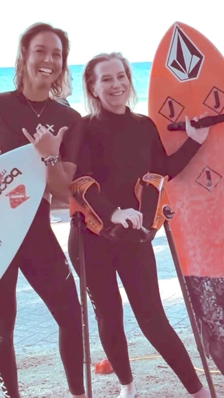 サリー・フィッツギボンズのインスタグラム：「I was inspired on #InternationalSurfingDay to go surf with Para surfing World Champ @em_dieters and be surrounded by her family’s beautiful energy 💫 Connecting and sharing stories through the power of the Ocean 🌊🫶🏼 #EndlessStoke」