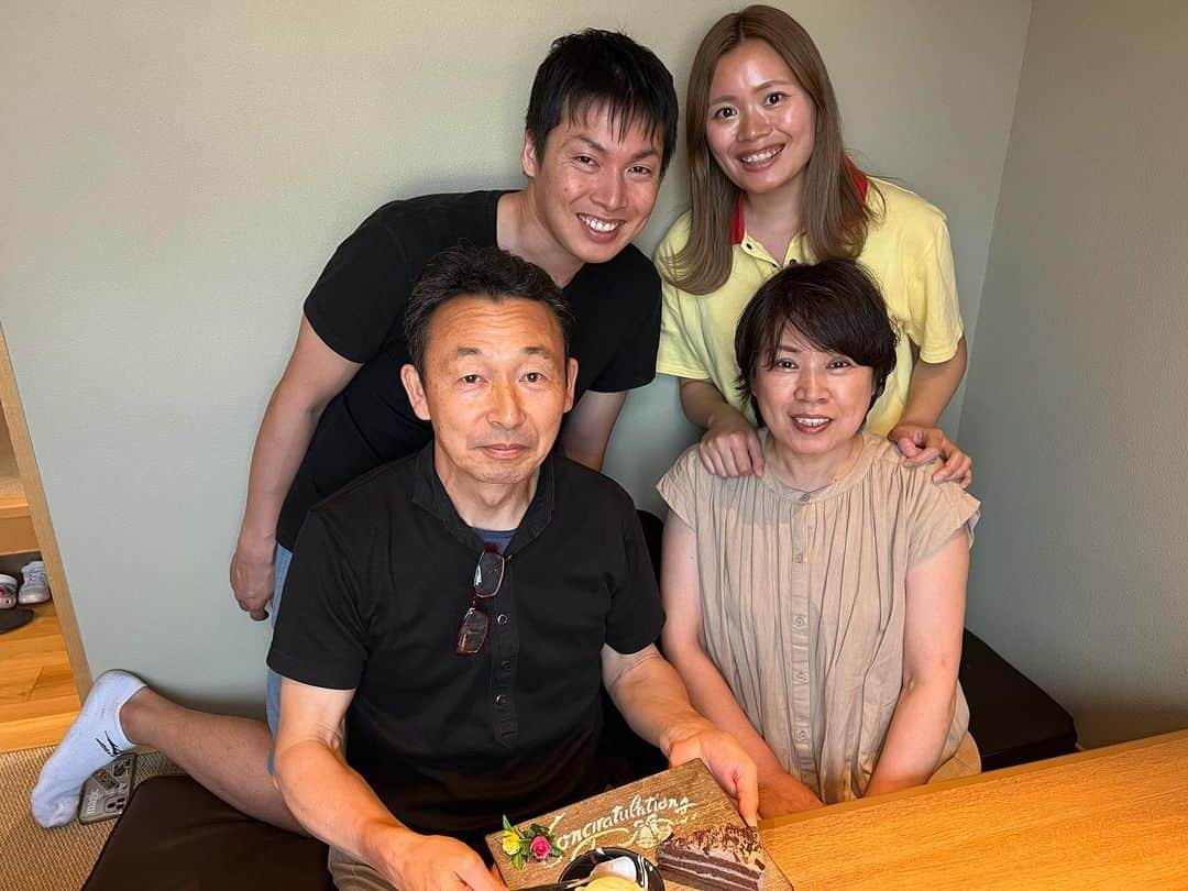 堀畑裕也のインスタグラム：「昨日は少し早めの父親の60歳の還暦誕生日会🎂  これまで個人経営(単独のため一人だけ💦)の塗装業で中学まで実家にいた時は梅雨の時期の外仕事ができないためよく休みになったときには仕事に行けと言われている反面、それ以外は1ヶ月以上休みなしで働き詰めだったりかなり大変なことをずっと見てきました💦  今も不定期で一生懸命働いていて中々豊川にも遊びに来れないけど孫たちからしたらかっこいいじぃじでいてもらいたいのでうちら夫婦からは#tagheuer のスマートウォッチをプレゼント🎁  定年はないし、退職金もないからまだまだ頑張って働かないとだけど体調には気をつけて✨  そして、息子が水泳でとうとうクロール合格！！！  2ヶ月に1回のテストを3回落ちて11級に上がって8ヶ月目で最初の頃からみると友達も総入れ替えの中ようやく合格😅  本人もかなり嬉しかったみたいですがパパは練習のため見れず😅  ご褒美もしっかり買わされました😁  #父誕生日 #還暦祝い #tagheuer  #スマートウォッチ #かっこいいじぃじ #クロール #合格 #8ヶ月越し #11級のヌシ #パパは顔つけに1年 #パパよりはセンスあり」