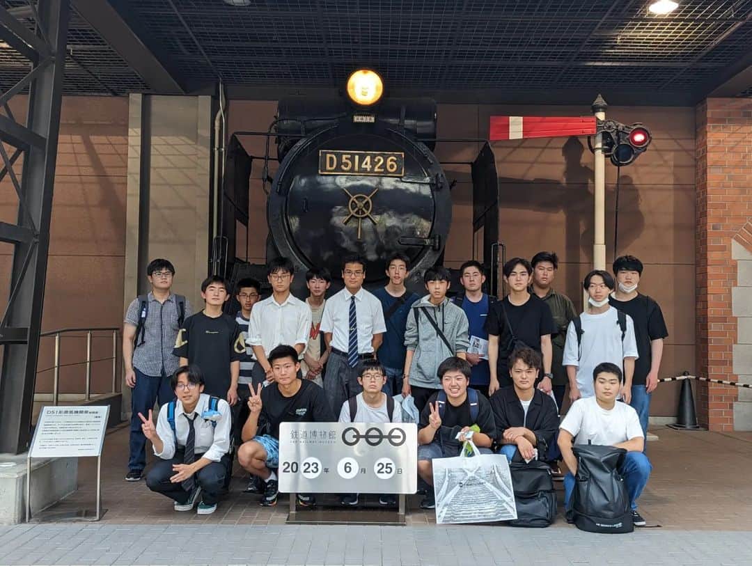 東京観光専門学校さんのインスタグラム写真 - (東京観光専門学校Instagram)「特別講座で #鉄道博物館 へ🚩 長い歴史や仕事の種類、 今では走っていない懐かしの新幹線🚄 貴重な連結作業やジオラマなど🛤️  鉄道好きにはもってこいの人気スポットに行ってきました✨  改めて鉄道の歴史はすごいの一言😳 たくさんの人の努力の上に 日本の鉄道の今があると発見できました🚅✨  高校3年生のみなさん📣 来週は就職サポート授業の1回目になります👍 みんなでここからスタートしよう🚩 #東京観光専門学校　#鉄道サービス学科　#オープンキャンパス　#てっぱく　#鉄道の仕事　#鉄道専門学校　#運転士　#車掌　#駅員　#鉄道メンテナンス」6月25日 18時55分 - tokan_1967