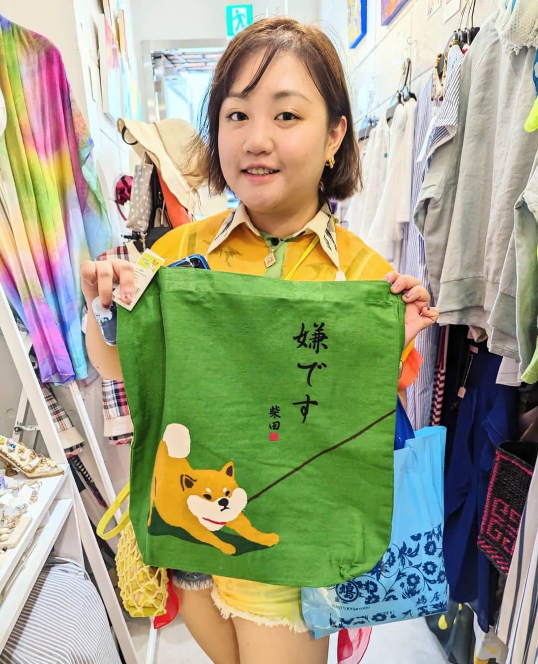 平井富子のインスタグラム：「可愛い女子登場！  上海からNaomiさんがアンシャンテに、、  日本は2回目。大阪や京都にも行くとか。楽しそう〜  自宅にNanaちゃんと言うシュナイダーを飼っていて、店にあるフエルトのシュナイダーと２ショット！可愛い〜  嫌です柴田さんのトートバッグを気に入って頂きました〜 荷物がいっぱい入りますよ！  京都の文化やフードを楽しんで来て下さい～」