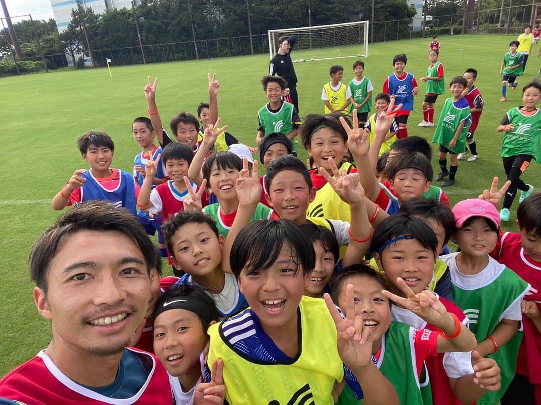 柴崎岳さんのインスタグラム写真 - (柴崎岳Instagram)「. 先日小学生を対象にサッカーイベントを開催し、暑い中でしたが無事に終える事が出来ました。 またご両親の方々へのエクササイズイベントもあり、お父さんお母さんが子供に負けじと汗をかいて取り組んでいるのが印象的でした。 参加してくれた皆さん、ありがとうございました。」6月25日 19時06分 - official_gaku