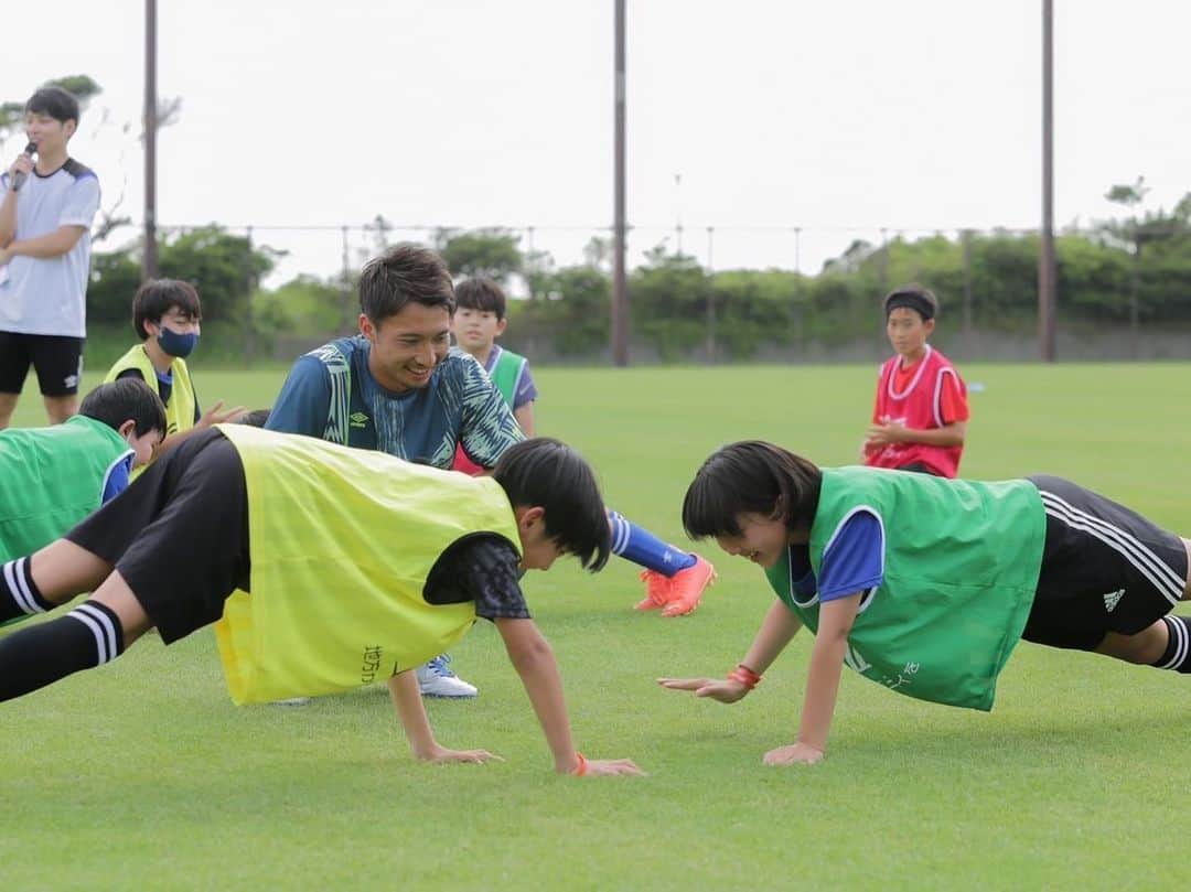 柴崎岳さんのインスタグラム写真 - (柴崎岳Instagram)「. 先日小学生を対象にサッカーイベントを開催し、暑い中でしたが無事に終える事が出来ました。 またご両親の方々へのエクササイズイベントもあり、お父さんお母さんが子供に負けじと汗をかいて取り組んでいるのが印象的でした。 参加してくれた皆さん、ありがとうございました。」6月25日 19時06分 - official_gaku
