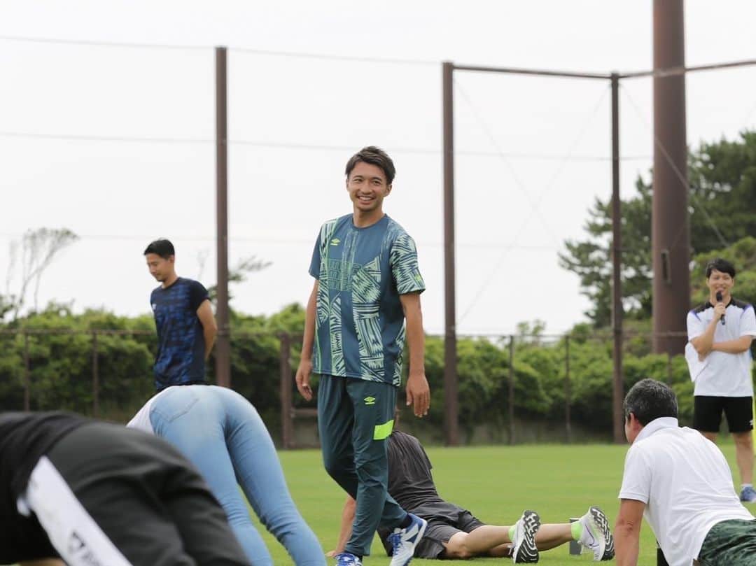 柴崎岳さんのインスタグラム写真 - (柴崎岳Instagram)「. 先日小学生を対象にサッカーイベントを開催し、暑い中でしたが無事に終える事が出来ました。 またご両親の方々へのエクササイズイベントもあり、お父さんお母さんが子供に負けじと汗をかいて取り組んでいるのが印象的でした。 参加してくれた皆さん、ありがとうございました。」6月25日 19時06分 - official_gaku