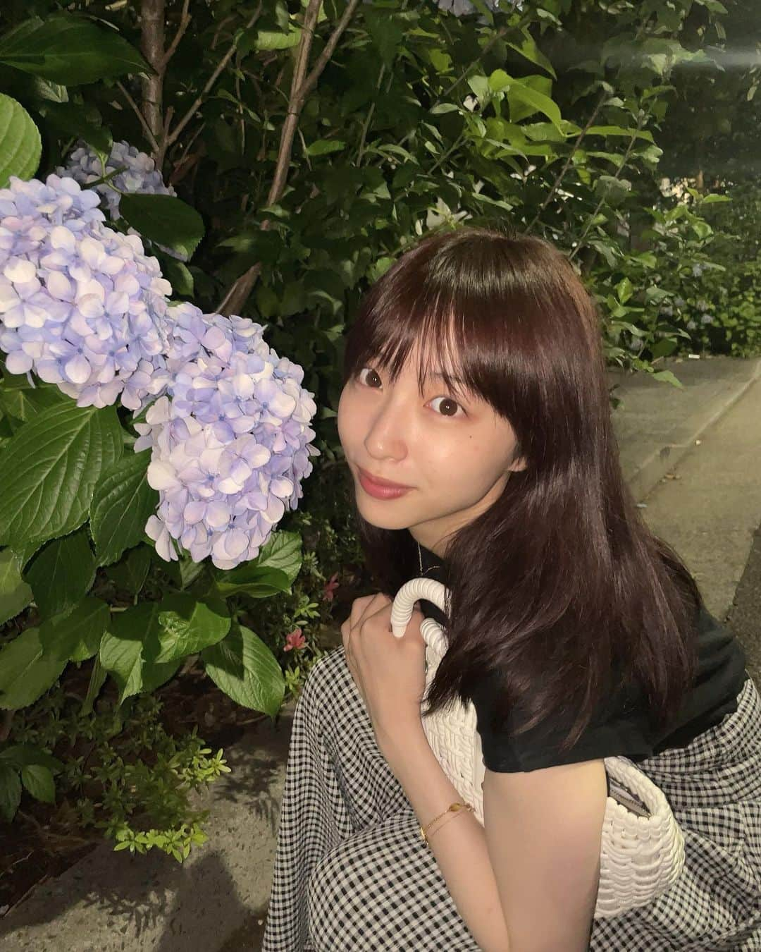 林佑香のインスタグラム：「夜の散歩🐾 紫陽花を見つけました🌱  平日は基本的に寝るのがとても早いので、陽が落ちてから外に出るのはテンションが上がります☺︎」