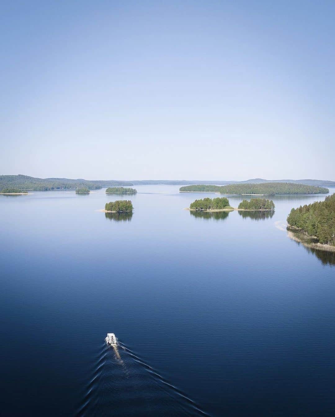 フィンランド政府観光局さんのインスタグラム写真 - (フィンランド政府観光局Instagram)「フィンランドには188,000以上のキラキラした湖とその数を上回る湖畔のコテージがあります。それらのほとんどが湖水地方にあり、この地域はまさにフィンランドの心のよりどころと言えます。この週末はフィンランドの多くの人がそんな場所で過ごしています。💙 . 📸 @vainionvaltteri  Kiitos! 🙏#visitfinland #ourfinland #visitfinlandjp #finland #北欧旅行 #travelgram #フィンランド #フィンランド政府観光局 #北欧 #travel #instatravel #travel #travelgram #travelling #traveler #旅したくなるフォト #旅行 #旅 #海外旅行 #travelphotography #旅行大好き #旅行好き #旅スタグラム #旅好き #ヨーロッパ旅行 #旅に出たい #トラベル」6月25日 19時00分 - visitfinlandjapan