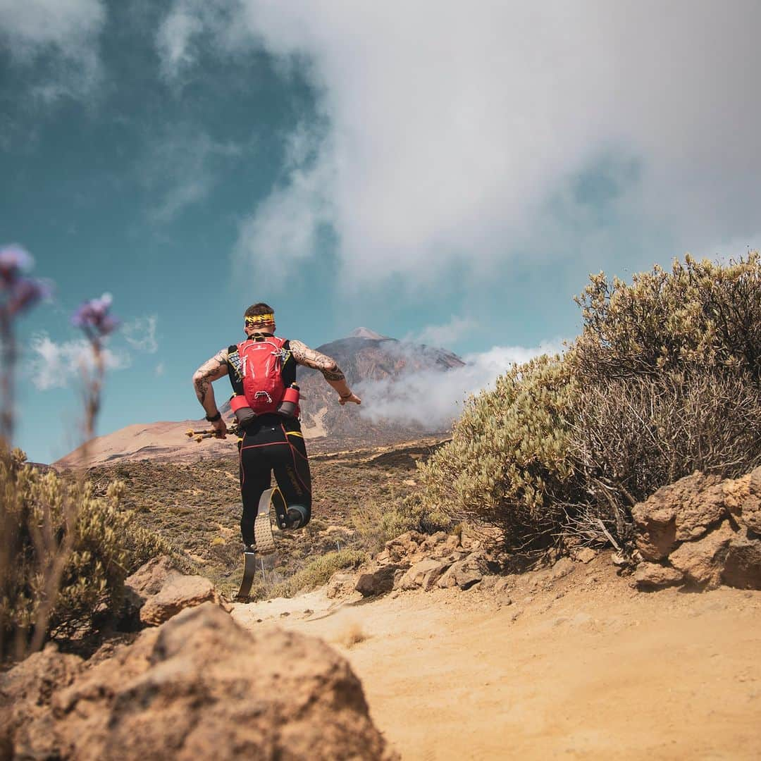 ビブラムのインスタグラム：「According to @lanfri_andrea, getting up to Mount Teide has been “a challenging ascent that required a lot of focus. I never gave up, even when the trekking under the sun became demanding.”  Vibram is proud to support such an exceptional human being.  Pic by @ilariacariellophotography  #Vibram #ConfidenceInEveryStep #YourConnectionToEarth」