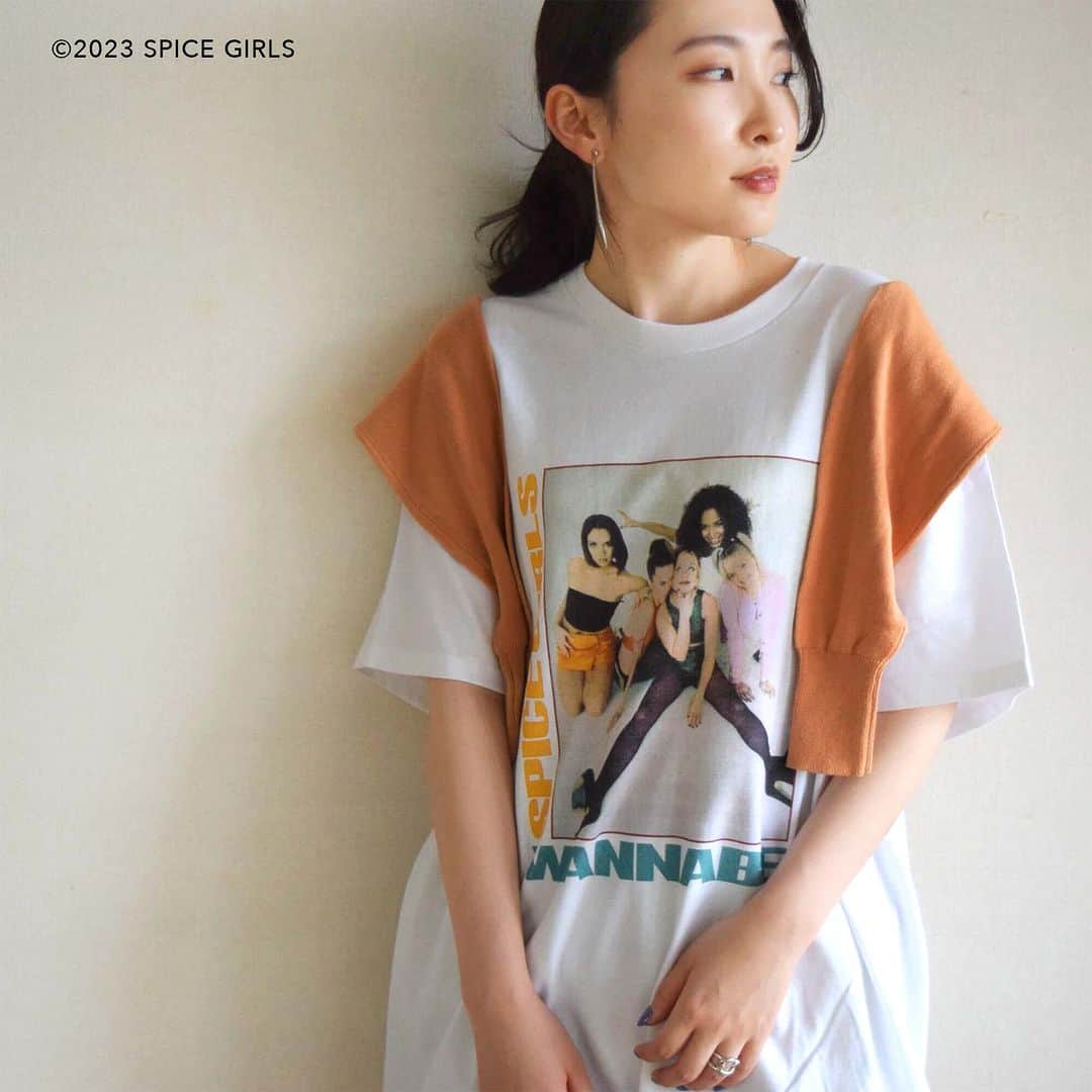 イーザッカマニアストアーズのインスタグラム：「. ＼ 📣NEW ITEM ／  1990年代のガールズグループ🎀  「SPICE GIRLS（スパイスガールズ）」のTシャツが登場しました。 90年代らしいポップなファッションやヘアメイクが お洒落なデビューシングル「ワナビー」のアートワーク！  SPICE GIRLS WANNABE Tシャツ 🔎2300156 ¥5,720 着用staff ろい 162cm」