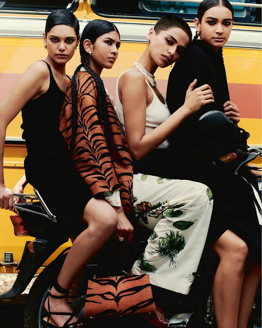 Vogue Españaのインスタグラム：「¿Se puede celebrar una cultura sin caer en la apropiación? Las labores textiles que @dior lleva años depositando en las hábiles manos de la @chanakya.school han permitido colocar la artesanía india en el punto de mira internacional. En #VogueJulio, hablamos sobre la iniciativa con @mariagraziachiuri, directora creativa de la firma, y @karishmaswali77, directora del proyecto. {Puedes leer la entrevista completa en el link de la bio} ▪️Fotografía: @ethanjhart_ ▪️Estilismo:  @samar.rajput05 ▪️Peluquería: @caroline__schmitt  ▪️Maquillaje: @peterphilipsmakeup  ▪️Manicura: @nellysferreira  ▪️Producción: @ikp.insta  ▪️Modelos: @kismetmk, @zinniakumar, @kirandeep_chahal, @nayonikaashetty, @bhunikabansal04, (@bluntcreatives.in), @manyamitra, @__dhyani (@silent_paris), @sumayahazarika (@animacreatives)」