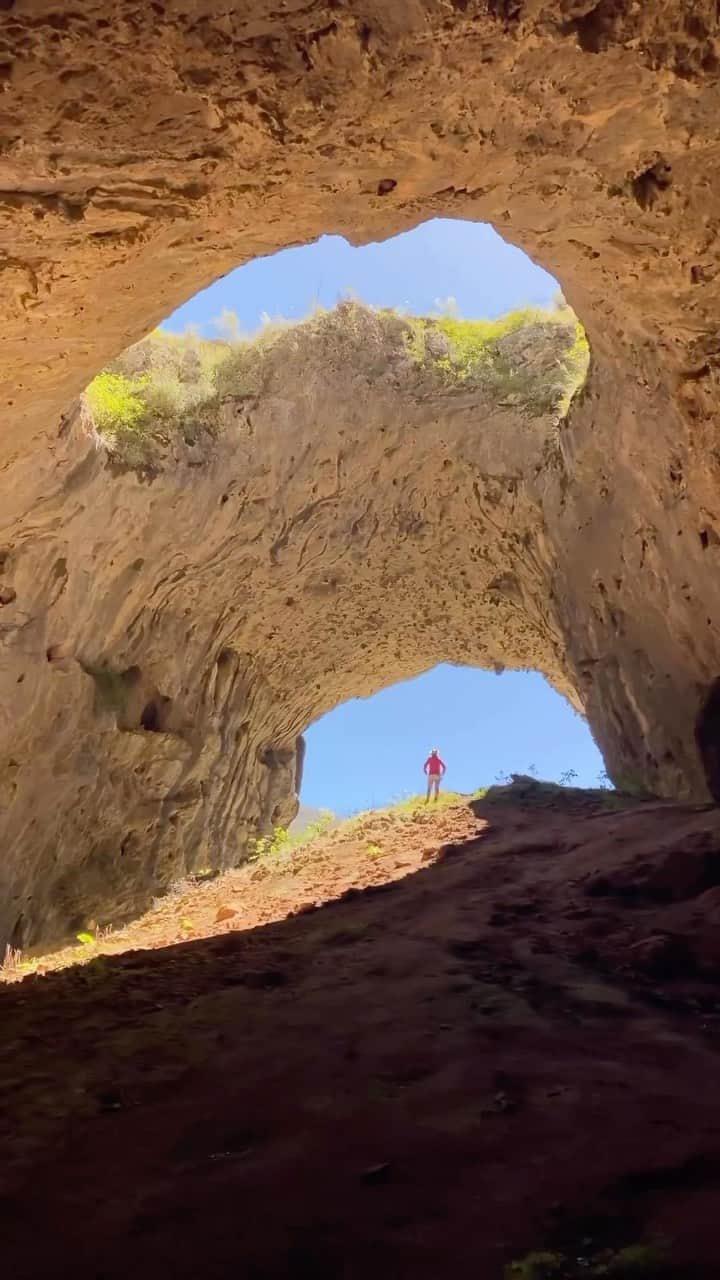 Australiaのインスタグラム：「Coo-eeee!🗣️ Welcome to the #YarrangobillyCaves in @visitnsw’s Kosciuszko National Park - simply spectacular, right? An easy 3-hour #roadtrip from @visitcanberra or a leisurely 5.5-hour drive from @sydney, this region is home to some of #Australia’s most awe-inspiring limestone caves, including South Glory (featured here☝️). Nestled in the @snowymountainsnsw, these ancient wonders are a definite “oh, I’ve GOT to see that” #bucketlist addition! 🥾🤯   🎥: @davesyd_ & @ameliamay_s for @visitnsw   📍: South Glory, Yarrangobilly Caves, Kosciuszko National Park, @snowymountainsnsw, #NewSouthWales  #seeaustralia #comeandsaygday #feelnsw #snowymountainsnsw」