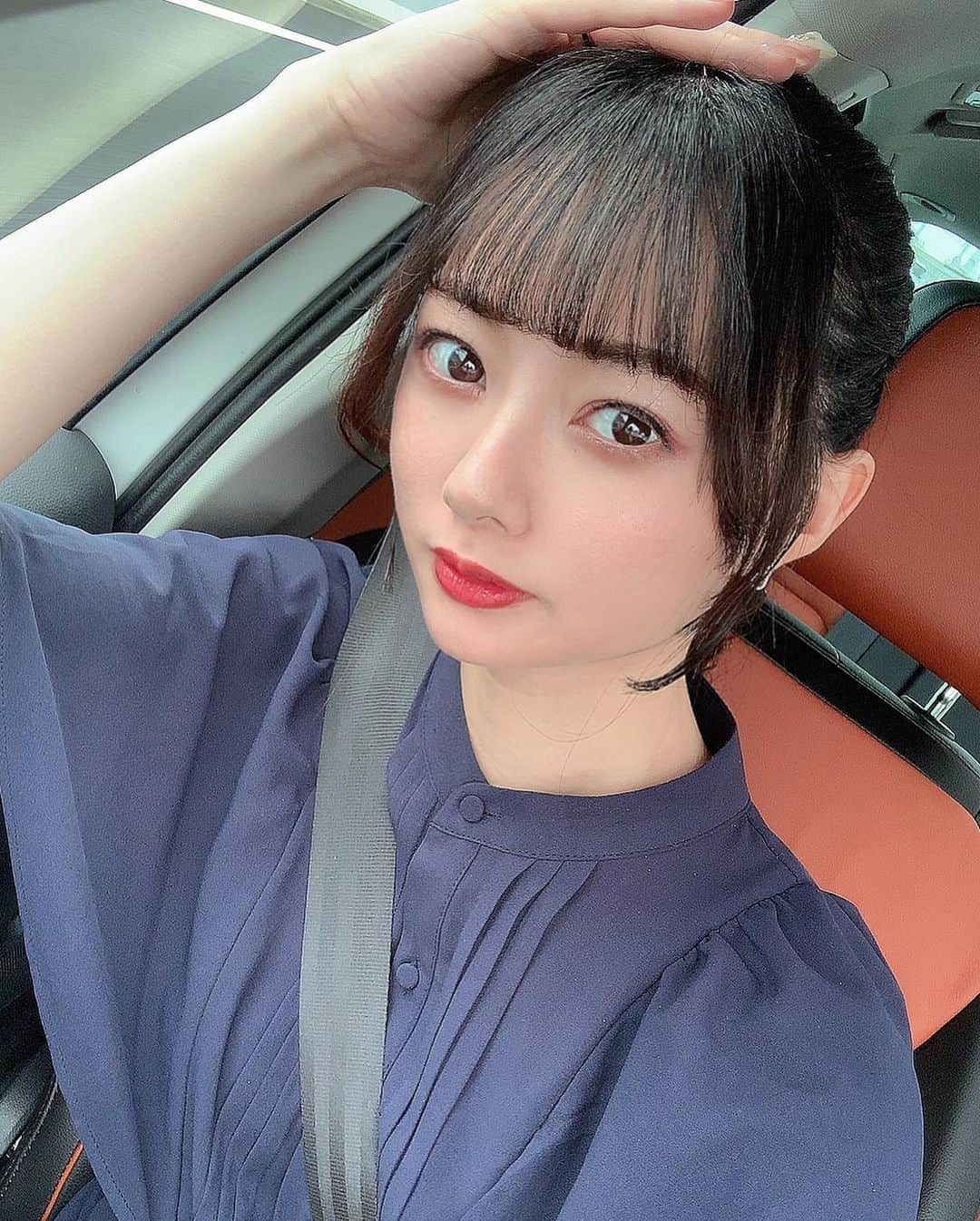 川村まりのインスタグラム：「眉毛チラ見せっ  @como_ladys で眉毛整えてもらったよん！ 眉毛処理苦手で、普段触らないから綺麗になって嬉しい😭💕 風で前髪飛ばされても、湿気で前髪しとしとになっても怖くない」