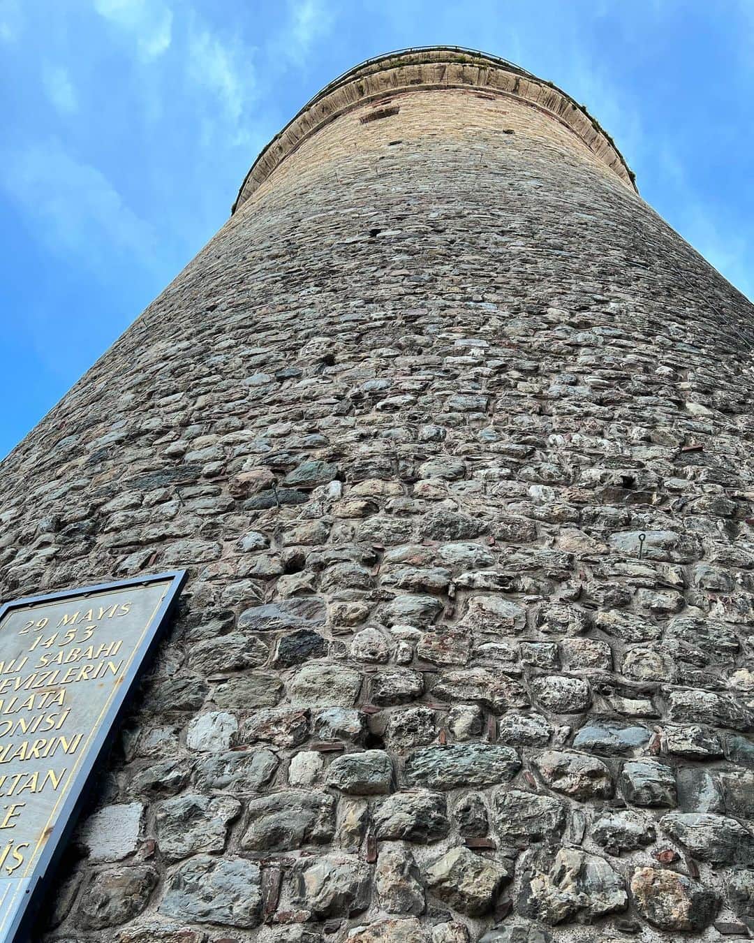 榎戸教子さんのインスタグラム写真 - (榎戸教子Instagram)「【トルコ・再びイスタンブール】 小学生のいとこが作ってくれたスカート、 お気に入りで世界一周旅行にも一緒です。  高いところには登りたくなります。 イスタンブールの海峡を 見渡す塔として建てられたガラタ塔へ。  イスタンブール、 どこにでもあるとうもろこしの屋台。 20-30トルコリラ（120-180円）。 娘は数えられないくらい食べました。  キッチンのあるアパートメントに宿泊。 ご飯を炊きカレーを作りました。  音声メディアVoicyでお話ししました。 写真と合わせてお聴きください。  『#67 イスタンブールのガラタ塔に登る、そして次なる国は…』 https://voicy.jp/channel/3482/547052」6月25日 19時01分 - noriko_enokido