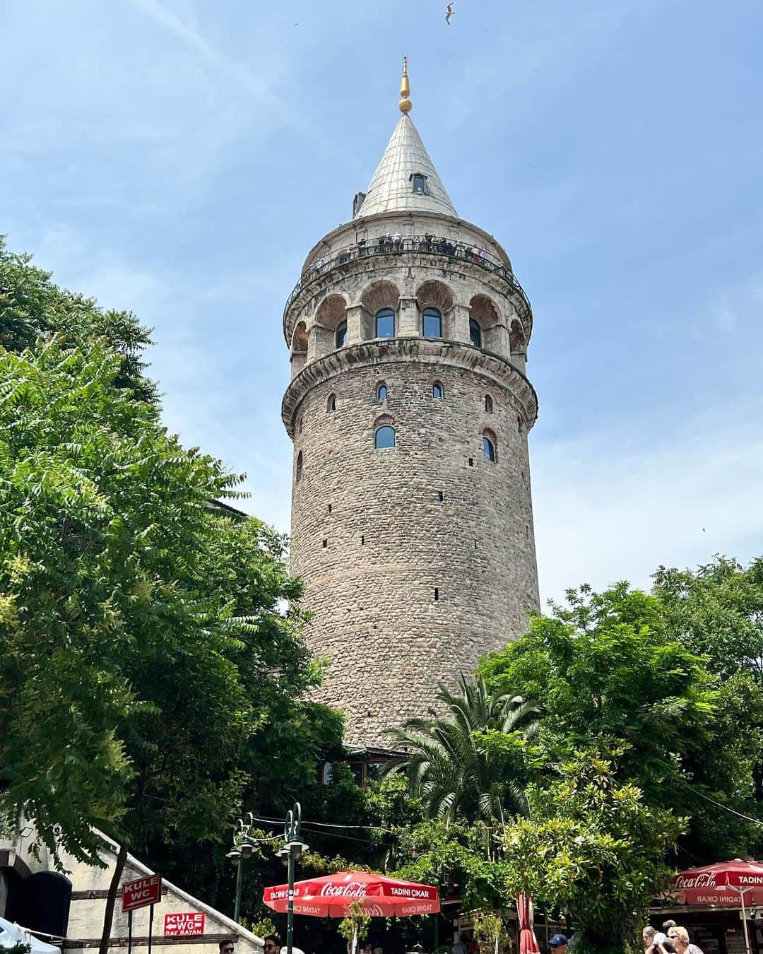 榎戸教子さんのインスタグラム写真 - (榎戸教子Instagram)「【トルコ・再びイスタンブール】 小学生のいとこが作ってくれたスカート、 お気に入りで世界一周旅行にも一緒です。  高いところには登りたくなります。 イスタンブールの海峡を 見渡す塔として建てられたガラタ塔へ。  イスタンブール、 どこにでもあるとうもろこしの屋台。 20-30トルコリラ（120-180円）。 娘は数えられないくらい食べました。  キッチンのあるアパートメントに宿泊。 ご飯を炊きカレーを作りました。  音声メディアVoicyでお話ししました。 写真と合わせてお聴きください。  『#67 イスタンブールのガラタ塔に登る、そして次なる国は…』 https://voicy.jp/channel/3482/547052」6月25日 19時01分 - noriko_enokido