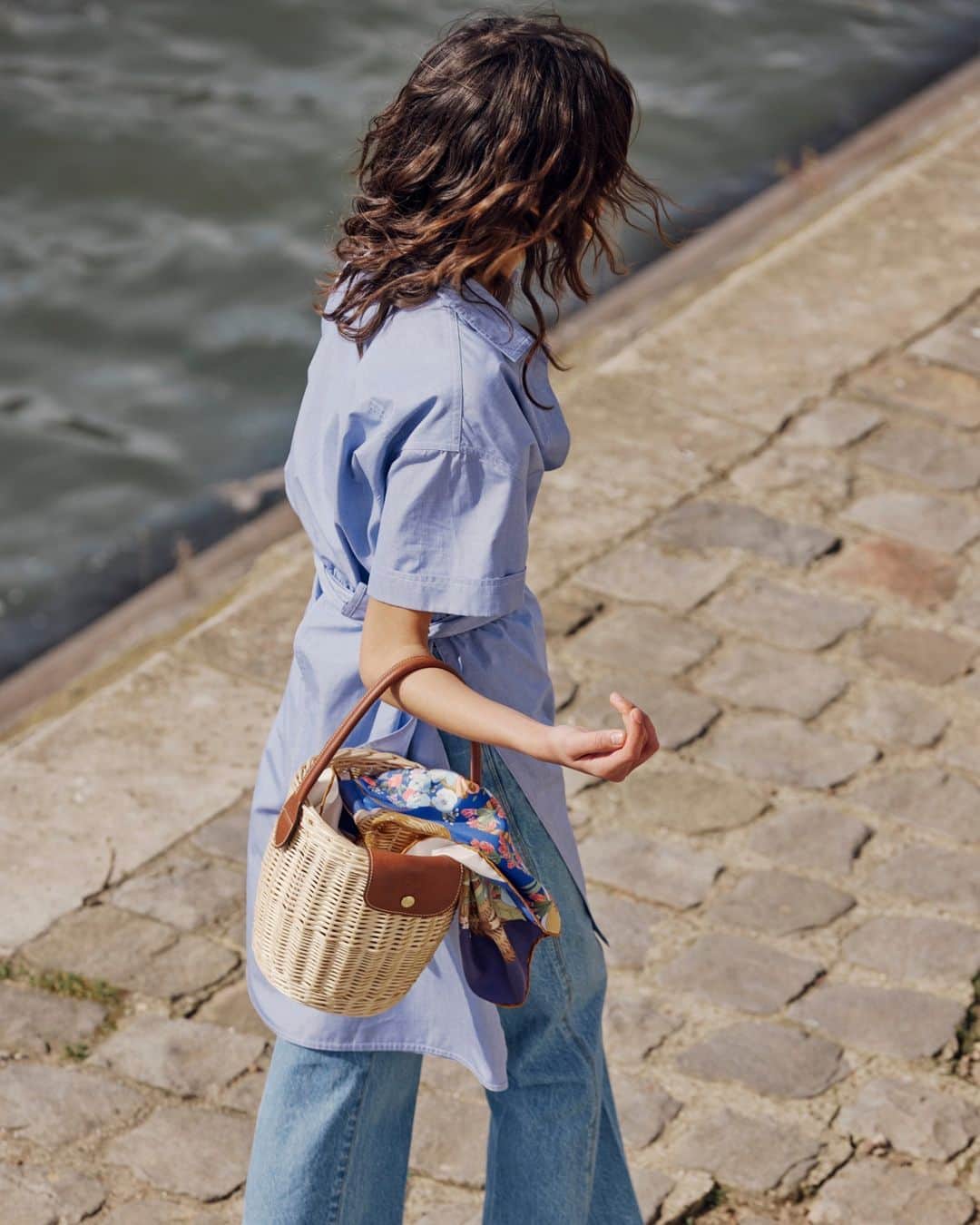 Longchampさんのインスタグラム写真 - (LongchampInstagram)「Picnic o'clock!  Collection #LongchampFW23 Bag: Epure bucket bag Ready-to-wear: @longchamp  Photographer: @louisemeylan Stylist: @leameylan Hair stylist: @cyril.lanoir Make-Up artist: @manu_kopp  Model: @in35rchrdd  #LongchampEpure  #parisian #madeinfrance #knowhow #paris #outfit #lifestyle #fabrics #streetstyle #aesthetic」6月25日 19時01分 - longchamp