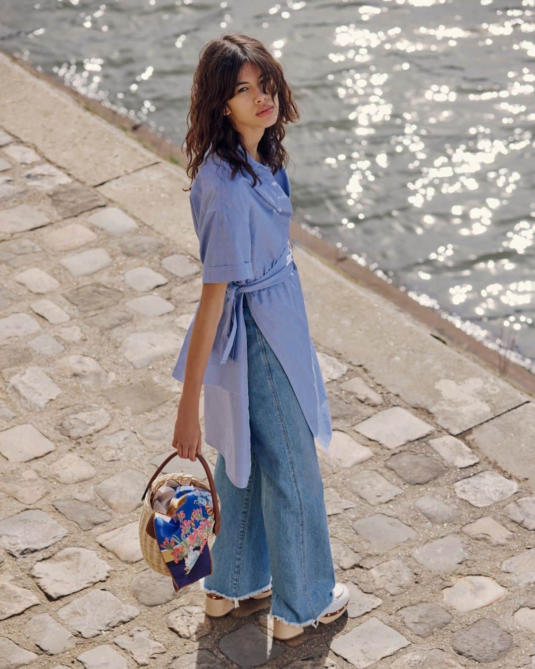 Longchampさんのインスタグラム写真 - (LongchampInstagram)「Picnic o'clock!  Collection #LongchampFW23 Bag: Epure bucket bag Ready-to-wear: @longchamp  Photographer: @louisemeylan Stylist: @leameylan Hair stylist: @cyril.lanoir Make-Up artist: @manu_kopp  Model: @in35rchrdd  #LongchampEpure  #parisian #madeinfrance #knowhow #paris #outfit #lifestyle #fabrics #streetstyle #aesthetic」6月25日 19時01分 - longchamp