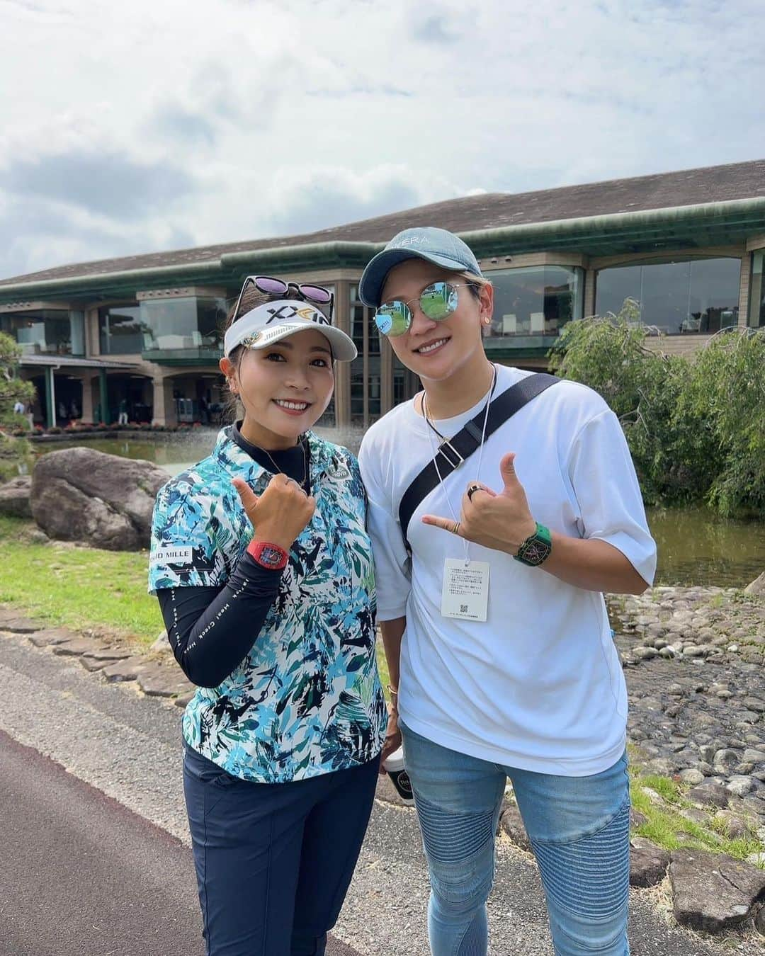 成田美寿々さんのインスタグラム写真 - (成田美寿々Instagram)「土日はアースモンダミンを観に行ってました😎 主に　@saiki_fujita  さんのサポート？で 行っていたのですが、隙間を見て @serenaaoki_official  も😚 やっぱりみんな輝いていて本当にカッコいい！ タフなコンディション、湿度も高くて気温も高い中 みんなお疲れ様でした！！ 、 選手の立場から見ても素晴らしい大会でしたが ギャラリーの立場としてきたのは初めて。 しかしボランティアの皆様や アースの社員の皆様のご尽力のおかげで 本当に他にはないおもてなしを体感させて頂きました！ たくさんのギャラリーの方にお声がけいただき ほとんど皆様に早く帰ってきてねと言って頂きました🤣👍 皆様。待っていてくださいね🤭 #アースモンダミン #藤田さいき #青木瀬令奈  #成田美寿々 #大西翔太 @shota.ohnishi  #アースモンダミン #歴代チャンピオン #ゴルフ #ゴルフ女子 #ごるふ女子 #ゴルフコーデ #ゴルフウェア  #カメリアヒルズカントリークラブ」6月25日 19時03分 - misuzunarita