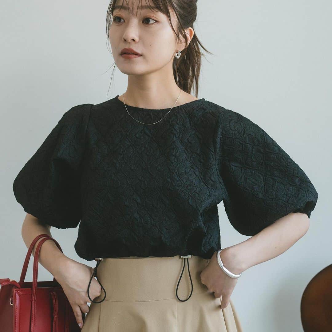 Vannie Officialさんのインスタグラム写真 - (Vannie OfficialInstagram)「6.28(wed.)19:00 release ふくれジャガードドロストブラウス  … Design …  ・トレンドのドロストデザイン ・上品な表面感のふくれジャガード ・ドロストを絞って夏らしく肌見せ ・深めのタックが入ったボリューム袖 ・クロップド丈でスタイルアップ  … Styling …  スカートを合わせてエレガント、 サテンパンツで素材を上品にまとめて◎ ウエスト周りがすっきりしたアイテムと合わせるのがおすすめ 定番デニムにもちょっと違った雰囲気をプラス  ━━━━━━━━━━━━━━━━━━━━━  透け感：なし 裏地：なし 厚さ：普通 伸縮性：なし 光沢感：あり  ━━━━━━━━━━━━━━━━━━━━━━ ※詳しくは洗濯タグをご確認ください #vannie_u」6月25日 19時03分 - vannie__u