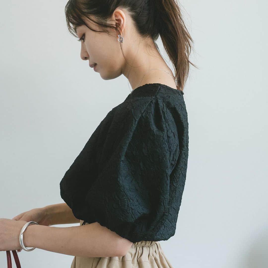 Vannie Officialさんのインスタグラム写真 - (Vannie OfficialInstagram)「6.28(wed.)19:00 release ふくれジャガードドロストブラウス  … Design …  ・トレンドのドロストデザイン ・上品な表面感のふくれジャガード ・ドロストを絞って夏らしく肌見せ ・深めのタックが入ったボリューム袖 ・クロップド丈でスタイルアップ  … Styling …  スカートを合わせてエレガント、 サテンパンツで素材を上品にまとめて◎ ウエスト周りがすっきりしたアイテムと合わせるのがおすすめ 定番デニムにもちょっと違った雰囲気をプラス  ━━━━━━━━━━━━━━━━━━━━━  透け感：なし 裏地：なし 厚さ：普通 伸縮性：なし 光沢感：あり  ━━━━━━━━━━━━━━━━━━━━━━ ※詳しくは洗濯タグをご確認ください #vannie_u」6月25日 19時03分 - vannie__u