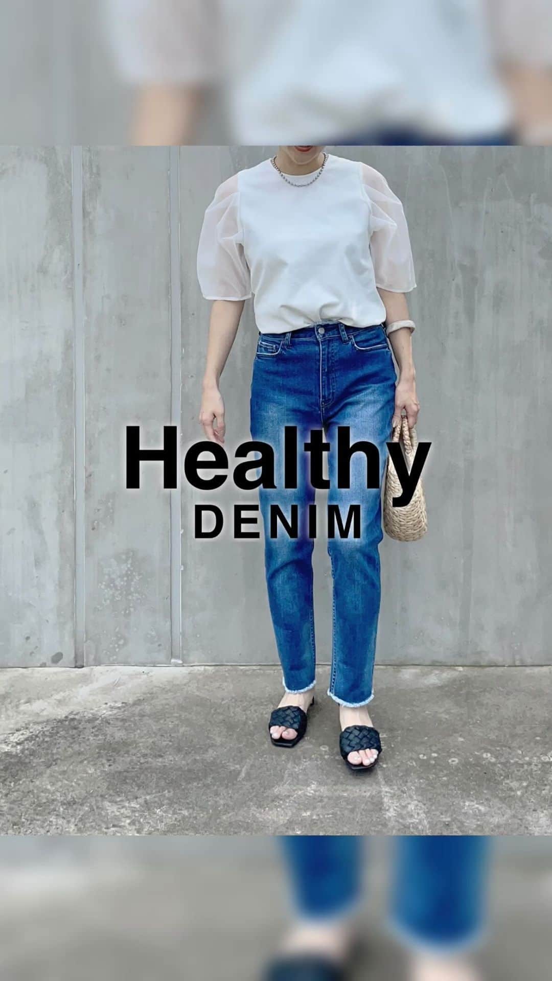 hanadako_gardenのインスタグラム：「久しぶりのハイライズデニムは @healthydenim のもの👖 ウエストと裾のフリンジがかわいいよ♡ ストレッチもしっかり効いた柔らかデニムで着心地がめちゃくちゃいい〜✨ ハイライズなのにお腹いっぱい３時のおやつを食べても全然苦しくなかった！！w  tops ▷ @teany_ec  jeans ▷ @healthydenim  bag ▷ @ua_greenlabel  sandals ▷ @hm   #HealthyDENIM#ヘルシーデニム#teany#greenlabelrelaxing#hm#きれいめカジュアル#大人カジュアル#シアー#ootd#30代コーデ#30代ファッション#骨格ナチュラル#ブルベ夏」