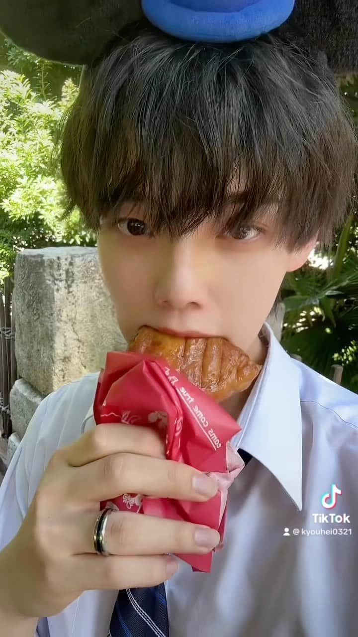 船山恭兵のインスタグラム：「チキンASMR🍗  #チキン #asmr #粘土加工 #ディズニー #制服ディズニー #ディズニーシー #ディズニーグルメ #ディズニーコーデ #ディズニーグッズ」