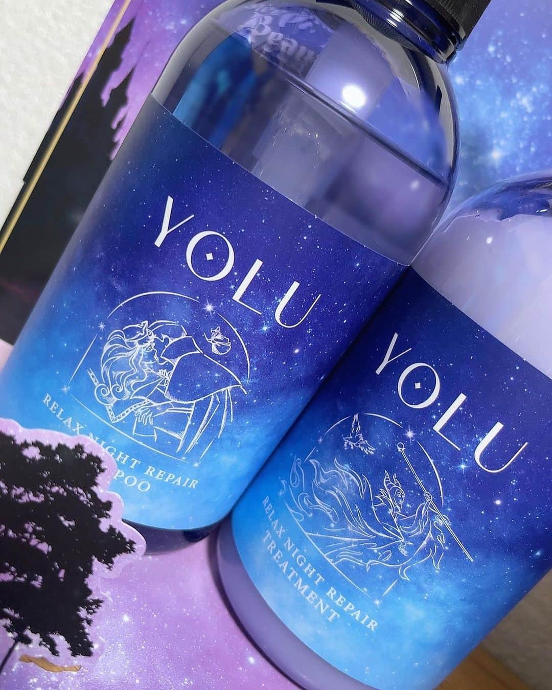 のインスタグラム：「𓅿𓅿𓅿𓈒 𓂂𓏸  YOLUのシャンプー&トリートメント 眠れる森の美女コラボ👸🏼💫  幻想的なパッケージがめっちゃ可愛い🥹  YOLUのシャントリ使うの初めてだったけど 香りも良いし洗い上がりも手触りも好きだった❣️ かなりリラックスできる優しい香り🫶🏻  7/1に発売されるよ〜🥳  ┈┈┈┈┈┈ ❁ ❁ ❁ ┈┈┈┈┈┈┈  #gifted #yolu #シャンプー #トリートメント #ディズニー #ディズニーコラボ #シャントリ #眠れる森の美女 #マレフィセント #パケ買い #可愛い #コラボ商品 #ヘアケア #ヘアケアグッズ #バスタイム」