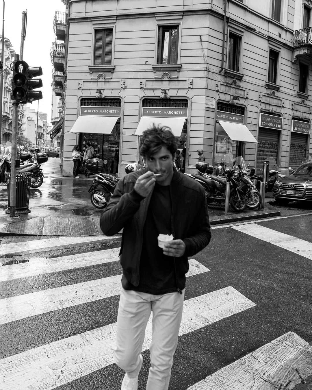 カルロス・サインツJr.さんのインスタグラム写真 - (カルロス・サインツJr.Instagram)「Some black & whites from Milano 🇮🇹  - #Carlossainz」6月25日 19時14分 - carlossainz55