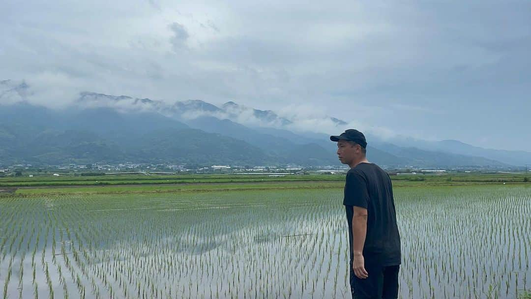 徳永悠平さんのインスタグラム写真 - (徳永悠平Instagram)「今年も田植えのシーズンがやってきました！ 今まで少しずつですが農業に携わってきて難しさを痛感していますが、それ以上に自然や食の素晴らしさを実感してます！ また形になりそうなので楽しみにしといてください‼️ #農業 #無農薬 #お米 #田植え #マルシャル #徳永悠平」6月25日 19時23分 - yuhei02