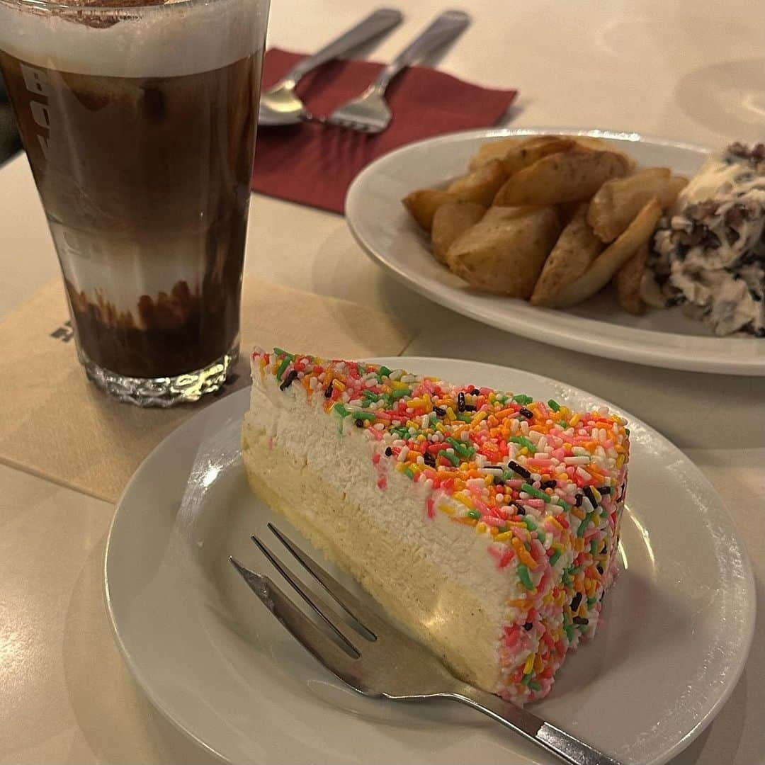 りぃさんのインスタグラム写真 - (りぃInstagram)「today’s cafe☕️🥄このチーズケーキ大好きで、ロータス系列のカフェではいつも頼んでしまいます。🤍  予約受付中のawワンピースと ランタンジャケット 早速着てきちゃいました☺️  ㅤㅤㅤㅤㅤㅤㅤㅤㅤㅤㅤㅤㅤ @nairo__official  ㅤㅤㅤㅤㅤㅤㅤㅤㅤㅤㅤㅤㅤ ㅤㅤㅤㅤㅤㅤㅤㅤㅤㅤㅤㅤㅤ   #夏コーデ #上品コーデ #楽ちんコーデ #小柄女子 #小柄コーデ#低身長女子 #低身長コーデ#オールブラックコーデ #シンプルコーデ #sサイズコーデ #150cmコーデ #under150cm #おちびコーデ#zaraコーデ #zaraoutfit #simpleoutfit #simpleoutfits #着回し #nairo_mag#ロータス#カフェ巡り #ロータスブラウニー」6月25日 19時21分 - hyororii_69