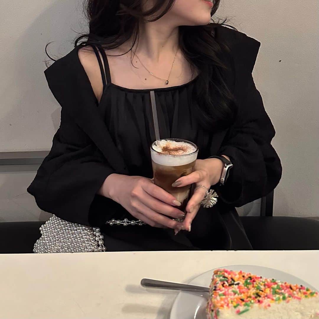 りぃさんのインスタグラム写真 - (りぃInstagram)「today’s cafe☕️🥄このチーズケーキ大好きで、ロータス系列のカフェではいつも頼んでしまいます。🤍  予約受付中のawワンピースと ランタンジャケット 早速着てきちゃいました☺️  ㅤㅤㅤㅤㅤㅤㅤㅤㅤㅤㅤㅤㅤ @nairo__official  ㅤㅤㅤㅤㅤㅤㅤㅤㅤㅤㅤㅤㅤ ㅤㅤㅤㅤㅤㅤㅤㅤㅤㅤㅤㅤㅤ   #夏コーデ #上品コーデ #楽ちんコーデ #小柄女子 #小柄コーデ#低身長女子 #低身長コーデ#オールブラックコーデ #シンプルコーデ #sサイズコーデ #150cmコーデ #under150cm #おちびコーデ#zaraコーデ #zaraoutfit #simpleoutfit #simpleoutfits #着回し #nairo_mag#ロータス#カフェ巡り #ロータスブラウニー」6月25日 19時21分 - hyororii_69