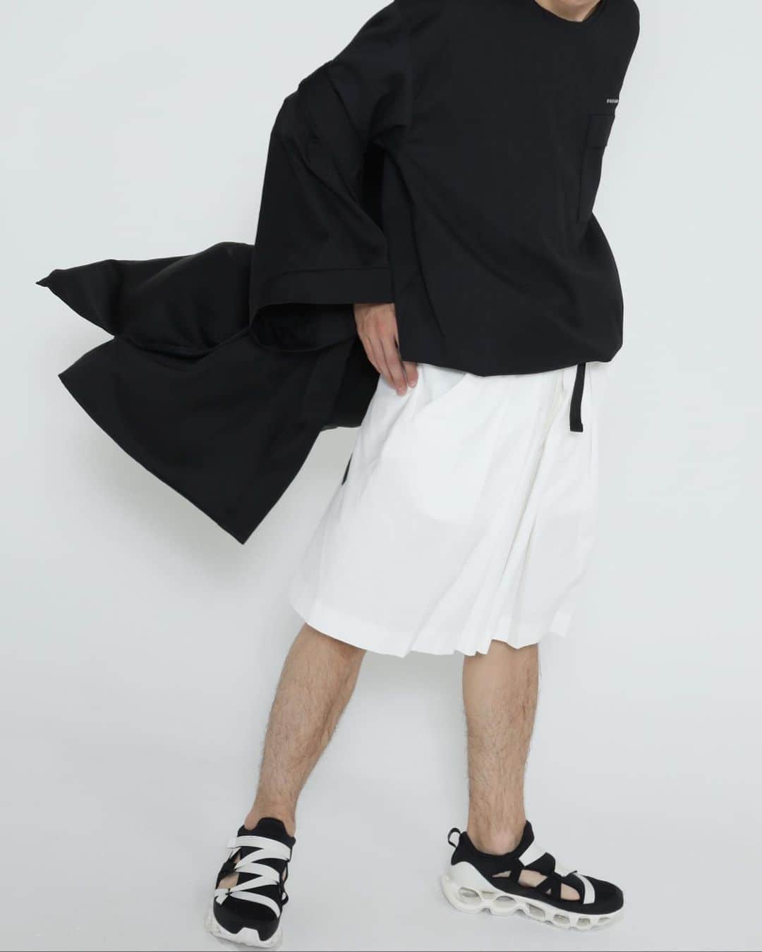 ミノトールのインスタグラム：「MINOTAUR INST. WASHI HAKAMA SHORTS  FUNCTION : ANTIBACTERIAL DEODORIZATION QUICK DRYING WATER ABSORPTION  和紙布は、皮膚周辺及び室内空気の浄化作用、解毒作用、化学繊維と組み合わせた際の静電気が発生しない事や、何よりもヒトとの生体親和性が良く体調維持にとても大切な役割を果たしてくれる。 更に夏は涼しく、冬は暖かいオールシーズン素材。 スコットランドのスカート状の伝統衣装キルトのように、日本の伝統着である袴を快適な日常着 TECH HAKAMA へアップデート。  Washi cloth has a purifying effect on the skin and indoor air, a detoxifying effect, does not generate static electricity when combined with chemical fibers, and above all, has good biocompatibility with humans and plays a very important role in maintaining physical condition. In addition, it is cool in the summer and warm in the winter, making it an all-season material. Just like the kilt, a traditional Scottish skirt, the traditional Japanese hakama has been updated to TECH HAKAMA, a comfortable everyday wear.  Production : Made in Japan Material : Made in Japan  #minotaur_inst #minotaurinst #minotaur #ミノトールインスト #ミノトール #functional #comfortable #miyashitapark #tech #techwear #テック #relaxsmart #リラックススマート #relaxsmartwear #リラックススマートウェア #techhakama #テック袴 #hakama #袴 #はかま #relaxhakama #hakamapants #hakamashorts #shorts #ショーツ #washi #和紙 #unisex #ユニセックス」