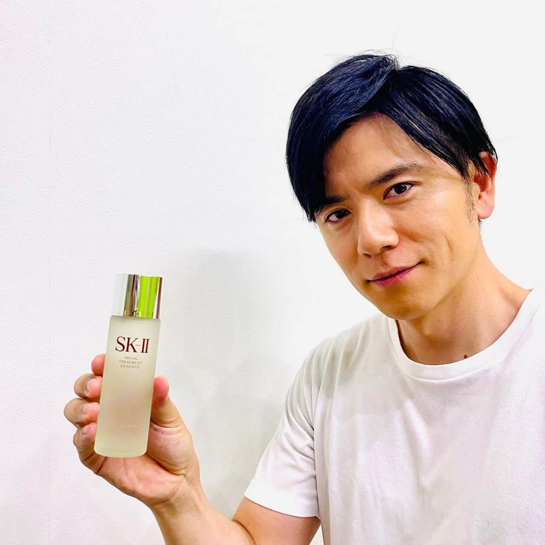 青木源太のインスタグラム：「アワードを数多く受賞しているSK-II化粧水フェイシャル トリートメント エッセンスです。  日々の仕事やレジャーで受けた夏の日差しからのダメージはしっかりとケアしなければなりません。毎晩のスキンケアの時間に、優しくおさえるように馴染ませることが僕の大切なルーティーンです。  肌トラブルは定着する前に防ぐことが重要。僕も40歳になり、気になり始めたシワがなるべく目立たないようにしたいです。SK-II独自の成分ピテラ™️*が含まれているこのフェイ シャル トリートメント エッセンスを相棒に駆け抜けていきたいです! ちなみに、伊勢丹新宿店 メンズ館でPOPUPイベントを 6月21日(水)~27日(火)までメンズ館1階 コスメティクスにて行っているそうです。ぜひチェックしてみてください。  ピテラ™️:特別な酵母の株から、独自のプロセスで発酵させ生み出した、 SK-IIだけの天然由来成分( SK-II独自のガラクトミセス培養液-整肌保湿成分)  #SKII #ピテラエッセンス #フェイシャルトリートメントエッセンス #メンズスキンケア #メンズ美容 #スキンケア #美肌男子 #美容男子 #美容習慣 #毛穴ケア #PR」