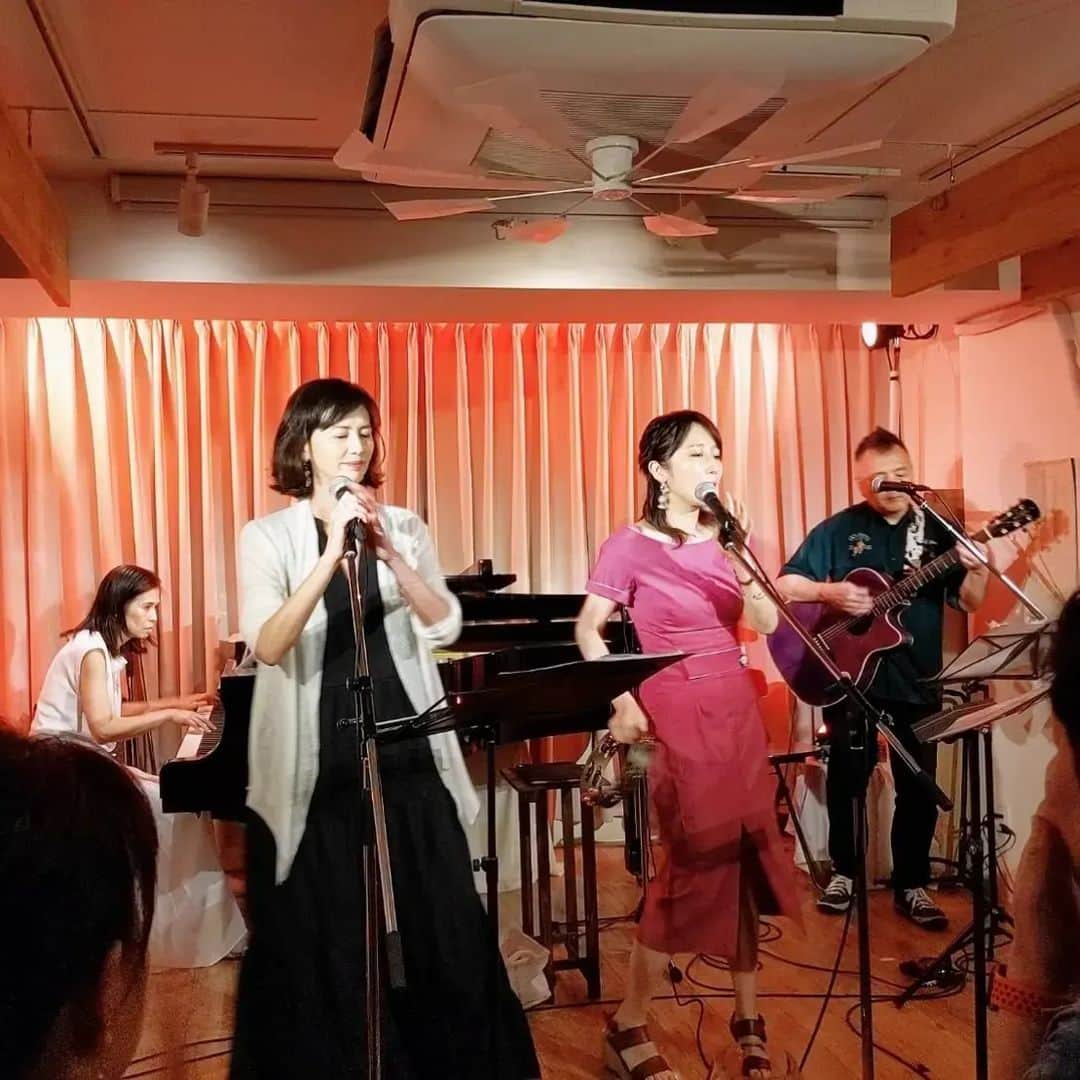 常世晶子さんのインスタグラム写真 - (常世晶子Instagram)「昨夜のライブのご報告を💓来てくださった皆様、配信でご覧くださった皆様、ご協力くださった皆様、本当にありがとうございましたm(_ _)m💕 「とても楽しかった！」の声をいただけたのは、作曲とギターの遠藤さん、ピアニストのあこちゃん、ゲストのイマヤスさん、ライブカフェエクレルシさんが、私たちの無茶ぶりリクエストに応えてくださったからです！配信を見た母からの感想も、「二人を支えてくれた人に感謝だね🎵」でした。私達だけでは出来ないことをこうして形にできるのは、本当に周りの皆様のおかげですm(_ _)m♥️そして、最初から最後まであたたかい声援と笑顔を送ってくれたお友達や仕事関係者の皆様、本当にありがとうございました✨✨ 今年は、まだまだやりたいことがあって、変わらぬ元気と思いつき？だけでこの先もまだまだ進みます！！🏃💓 またぜひお越しくださいね💕  アーカイブ7/1(土)かな？まで。まだまだこれからでも見られます✨✨よろしければ😉🍷 6/24(土)　ソラカツキカ ecllive.com/live-schedule  ありがとうー！！！！！  #ソラカツキカ #常世晶子 #長久保智子  #スキップカウズ #遠藤肇 #イマヤス  #森野亜古  #エクレルシ  #6月のskyhigh  #6月24日」6月25日 19時26分 - tokoyo_shoko