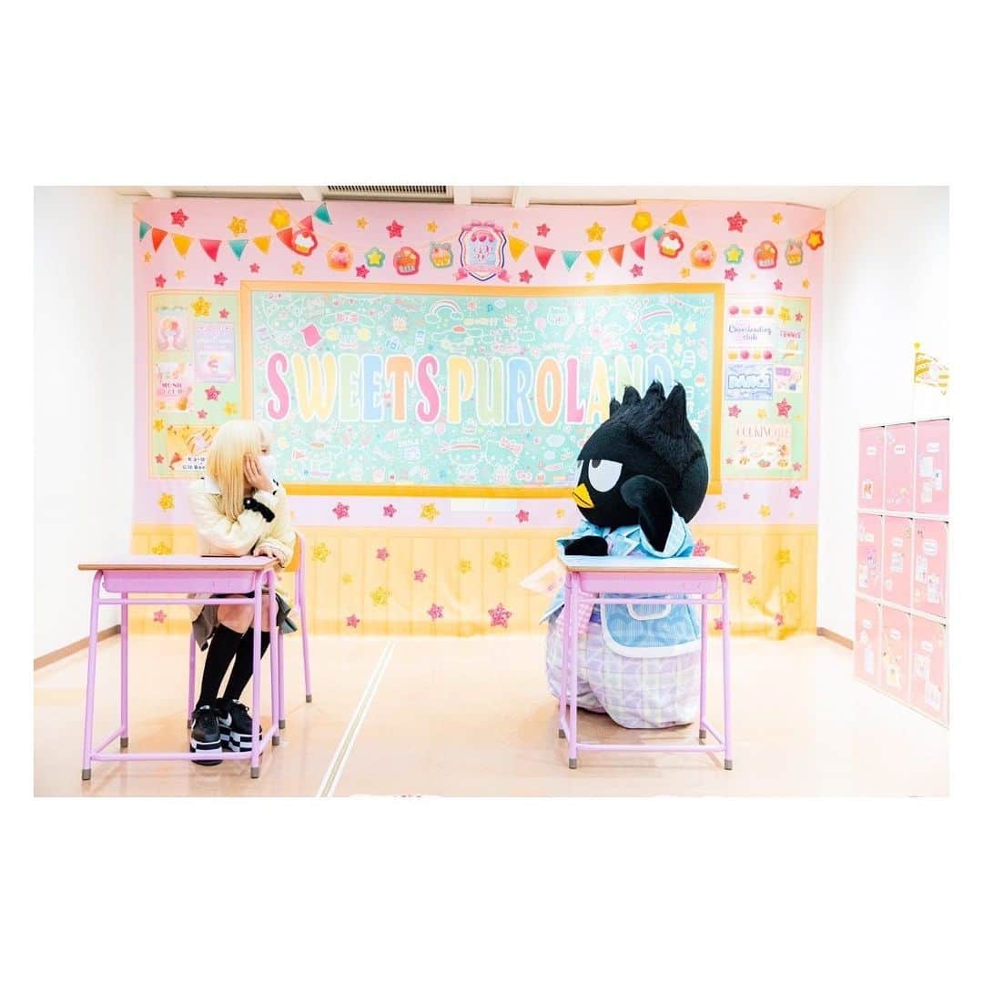MAMIさんのインスタグラム写真 - (MAMIInstagram)「ピューロランド記録♡🪽 . . 今年の2月くらいから急激にハマったサンリオ🥹🫧 行ったことなかったピューロランドにもびっくりするくらいたくさん行った🥹🩵🪽 私の人生に欠かせないスポット🥹💗 . この写真は制服コンセプトのイベント期間だったから(この時まだ32歳)(今33歳)(そないかわらんて) 制服風にしちゃった😍😍😍😍💦💦💦💦 許して😍😍😍💦💦💦💦 靴下はハイソなかったから着圧😍😍💦💦💦爆笑 . 大好きなばつ丸くんのバースデーイベントだったりアフタヌーンティーのイベントにも参加できて幸せだった〜🥹🍒 はぴだんかふぇにも行ったﾝﾀﾞ🥹💓 これからもたくさんピューロいく🥹💓🍒🫧 . . 毎回というほどあみりん(@k_amirin_photo )に着いて来てもらって写真撮ってもらったんだヮﾖ🍒🫧💓ありがとう😮‍💨💓 . . #サンリオピューロランド #バッドばつ丸」6月25日 19時27分 - mmts_dayo