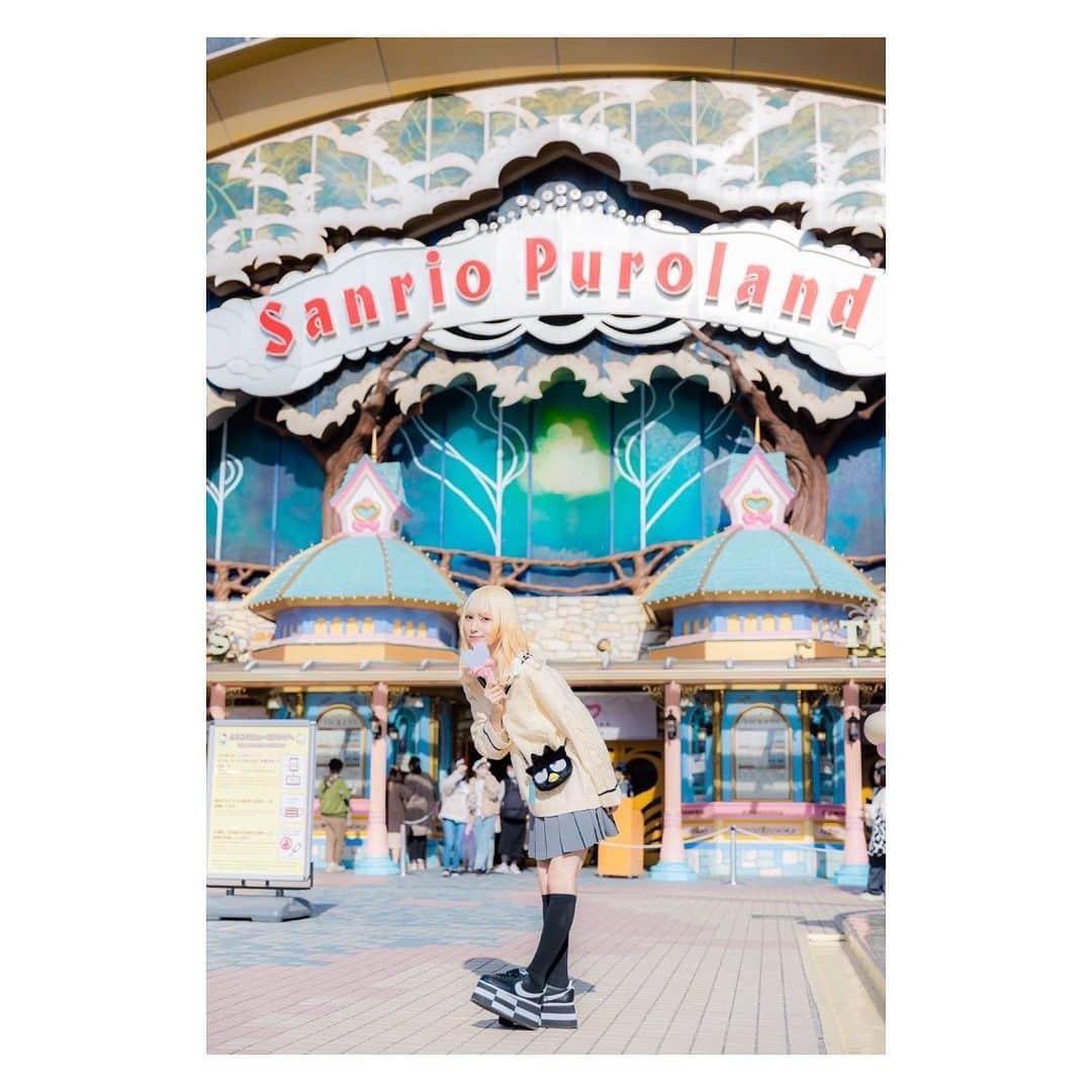 MAMIのインスタグラム：「ピューロランド記録♡🪽 . . 今年の2月くらいから急激にハマったサンリオ🥹🫧 行ったことなかったピューロランドにもびっくりするくらいたくさん行った🥹🩵🪽 私の人生に欠かせないスポット🥹💗 . この写真は制服コンセプトのイベント期間だったから(この時まだ32歳)(今33歳)(そないかわらんて) 制服風にしちゃった😍😍😍😍💦💦💦💦 許して😍😍😍💦💦💦💦 靴下はハイソなかったから着圧😍😍💦💦💦爆笑 . 大好きなばつ丸くんのバースデーイベントだったりアフタヌーンティーのイベントにも参加できて幸せだった〜🥹🍒 はぴだんかふぇにも行ったﾝﾀﾞ🥹💓 これからもたくさんピューロいく🥹💓🍒🫧 . . 毎回というほどあみりん(@k_amirin_photo )に着いて来てもらって写真撮ってもらったんだヮﾖ🍒🫧💓ありがとう😮‍💨💓 . . #サンリオピューロランド #バッドばつ丸」