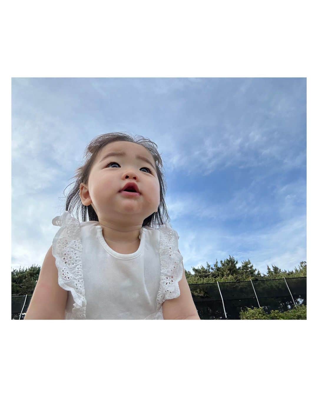 志田友美（ゆうみん）のインスタグラム：「🩷  みんなに大人しいね〜いい子だね〜って言われてたけど…  10ヶ月目にして本性出してくれました🥲🤣  声がデカすぎる、とにかくイヤイヤ、発狂、泣けばなんとかしてくれると気づいてしまった。  🦖🦖🦖🔥🔥🔥  軽く4回くらいは鼓膜破れたかな。←  外出する時は気合い。  ごはん、ミルク、じゅっちゅ🍹 この単語は間違いなく分かってる☺️  言った言葉を真似しようとするし、 意思疎通も取れてきてうれしい🥹  最初の頃は神経質だったけど今はもう本当に危ないこと以外自由にさせてます😮‍💨　  一歳までの成長ってあっという間すぎて👶🏼 ひとつ言えるのはまじでかわいい。笑  まだ歩かなくていいんだからねぇぇええ？？？？  のびのび育ってくれ〜🦖🤍  #10ヶ月ベビー #11ヶ月ベビー #女の子ママ #令和4年ベビー」