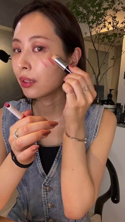 保科真紀のインスタグラム：「日曜日のインスタライブ✨ 帰ってきてメイク直ししながらおしゃべりライブしました  @shinkuu_official のバームスティックと @bisou_yukitakeshima で チークにしたら仕上がりが好きすぎて またやろうと思います❤️  ベースメイクもこの２つのブランドをつかってお直し！  コーデは上下 @zara  別売りなんですが、組み合わせたら セットアップみたいになりました👖 質問頂いたピアスは @philippeaudibert です✨  先週のインスタライブでフォロワーさんに名付けて頂いた裏アカウント に沢山のフォローありがとうございました😆 こちらも是非お楽しみください💓  また日曜日にライブします🙇‍♀️」