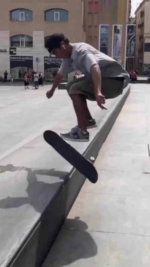 MACBA LIFEのインスタグラム：「I have to admit I didn’t see this coming! @skrrbless_99   Tag us to be featured 👉🏽#macbalife 👈🏽 -———————— #RESPECTTHEPLAZA #macba #skate #skateboarding #barcelona #bcn #skatebarcelona #skatelife #barceloka #skateboard #metrogrammed #skatecrunch #skategram #thankyouskateboarding #❤️skateboarders」