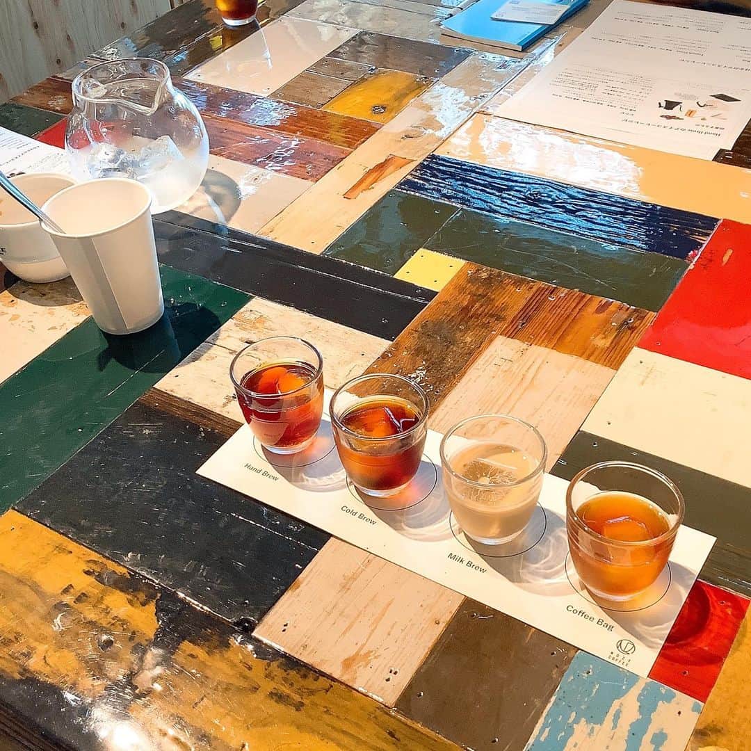 TODAY'S SPECIALのインスタグラム：「<WORK SHOP-Futakotamagawa> 本日二子玉川店では、 NOZY COFFEE の大江バリスタをお迎えして アイスコーヒーの飲み比べのワークショップを開催いたしました。  今回はハンドブリュー、コールドブリュー、ミルクブリュー、コーヒーバックの4種を飲み比べました。  同じお豆でも抽出方法によって変わる味わいに驚きながら、みなさまお気に入りを見つけておられました。 その日の気分で変えてみるのもいいですね。  #todaysspecial #トゥデイズスペシャル #futakotamagawa #玉川髙島屋 #ts_report」