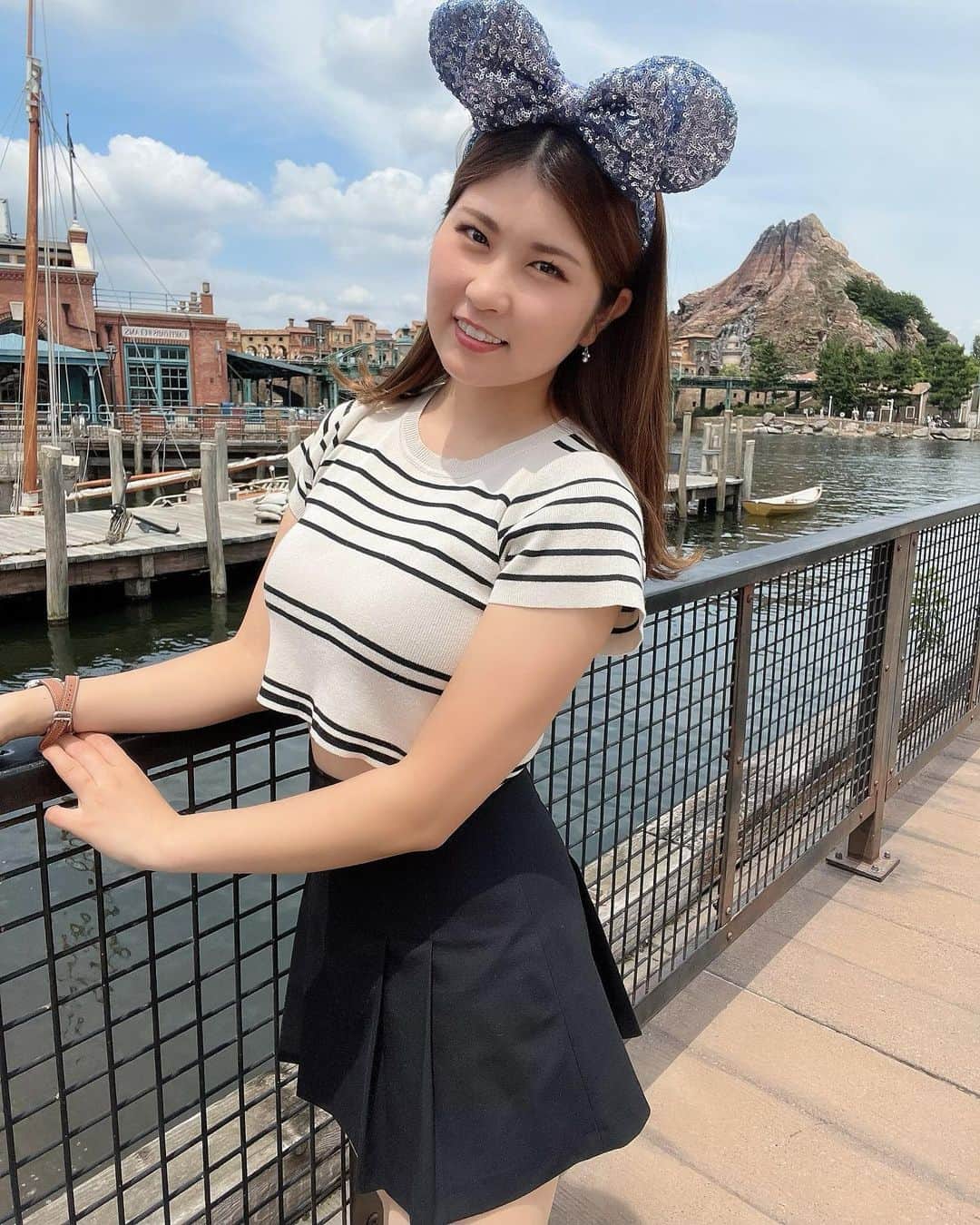 のインスタグラム：「久しぶりの夢の国🏰🩵 先日友達の誕生日でディズニーシーに行ってきたよ！ お天気良くてとっても楽しめた💛  昔みたいに純粋にディズニーって楽しい！！ っていう気持ちももちろんあるんだけど、 久しぶりに行ってショップに入ったら 購買意欲を掻き立てるために工夫がすごいなぁ💭とか ファストパスがなくなったのとかも キャストさんの距離感とかも キャラクターとか季節に合わせたフードとかも 色々と計算されていてすごいなぁと、、笑  数年前と比べて物を見る観点が変わったなぁ って夢の国で気づかされた1日でした👧🏻 なんの話？ . #まいごるふ#ゴルフ女子#ディズニー#ディズニーシー#ディズニーコーデ#ディズニーグッズ#ディズニー風景#tdl#tas#disneysea#disney」
