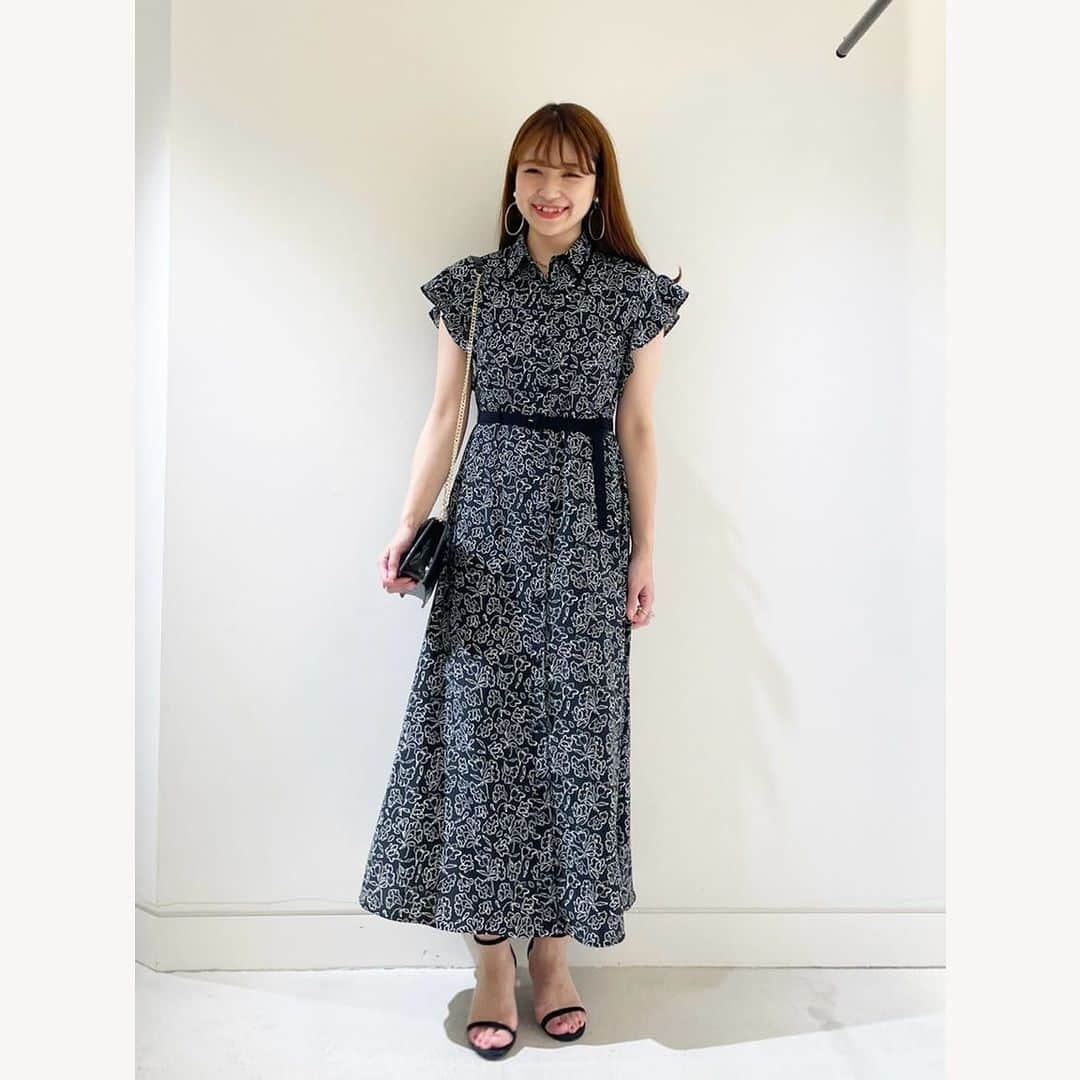 アルアバイルさんのインスタグラム写真 - (アルアバイルInstagram)「Outfit Ideas いよいよ夏目前。一枚でスタイリングが完成する、おすすめワンピースコーデ！  ビターな甘さのプリントワンピース。 襟のブラックトリムとウエストマークがアクセント。 定番ダブルジャッケットを合わせて凛とした印象に。  Monotone Flower Dress COLOR：BLACK・WHITE ______________________________________________________  モノトーンフラワーシャツワンピース ¥53,900 レノクロスダブルブレストジャケット ¥46,200 メッシュバックストラップ ¥36,300 折傘 ¥19,800 バンブーハンドルフロントステッチバッグ ¥39,600  23AW 先行予約受付中！ ハイライトまたは、 @allureville_official プロフィールリンクよりご覧いただけます。  . . . #allureville #loulouwilloughby #アルアバイル #ルルウィルビー #アルアバイルコーデ #23aw #collection #23awcollection #GBP #シャツワンピース #モノトーンフラワー #柄ワンピ #花柄ワンピース #シャツカラー #プリントワンピース #ワンピコーデ #ワンピーススタイル #ウエストマークワンピ #ダブルジャケット #レノクロス」6月25日 19時30分 - allureville_official