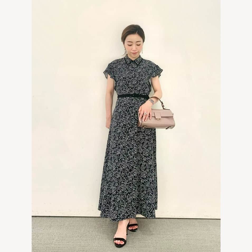 アルアバイルさんのインスタグラム写真 - (アルアバイルInstagram)「Outfit Ideas いよいよ夏目前。一枚でスタイリングが完成する、おすすめワンピースコーデ！  ビターな甘さのプリントワンピース。 襟のブラックトリムとウエストマークがアクセント。 定番ダブルジャッケットを合わせて凛とした印象に。  Monotone Flower Dress COLOR：BLACK・WHITE ______________________________________________________  モノトーンフラワーシャツワンピース ¥53,900 レノクロスダブルブレストジャケット ¥46,200 メッシュバックストラップ ¥36,300 折傘 ¥19,800 バンブーハンドルフロントステッチバッグ ¥39,600  23AW 先行予約受付中！ ハイライトまたは、 @allureville_official プロフィールリンクよりご覧いただけます。  . . . #allureville #loulouwilloughby #アルアバイル #ルルウィルビー #アルアバイルコーデ #23aw #collection #23awcollection #GBP #シャツワンピース #モノトーンフラワー #柄ワンピ #花柄ワンピース #シャツカラー #プリントワンピース #ワンピコーデ #ワンピーススタイル #ウエストマークワンピ #ダブルジャケット #レノクロス」6月25日 19時30分 - allureville_official
