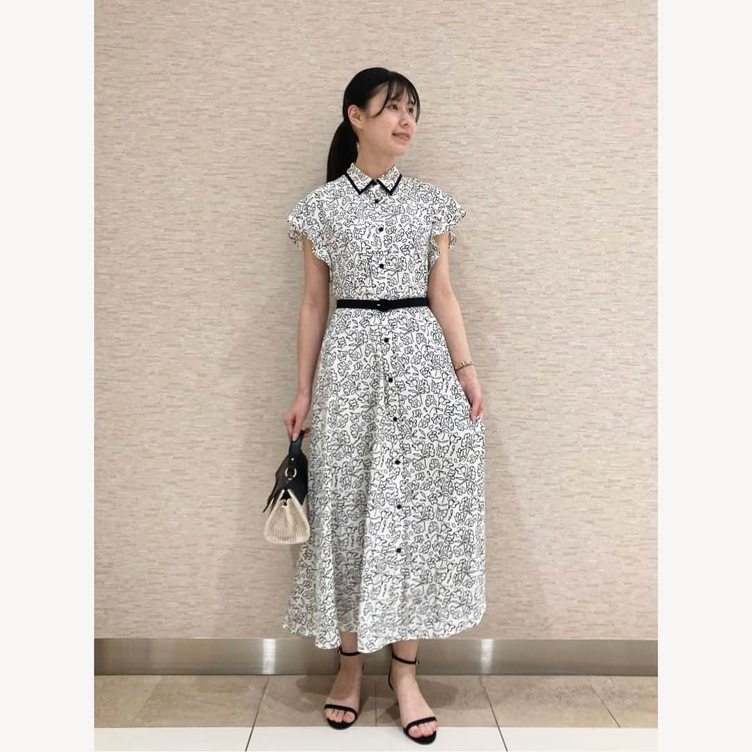 アルアバイルさんのインスタグラム写真 - (アルアバイルInstagram)「Outfit Ideas いよいよ夏目前。一枚でスタイリングが完成する、おすすめワンピースコーデ！  ビターな甘さのプリントワンピース。 襟のブラックトリムとウエストマークがアクセント。 定番ダブルジャッケットを合わせて凛とした印象に。  Monotone Flower Dress COLOR：BLACK・WHITE ______________________________________________________  モノトーンフラワーシャツワンピース ¥53,900 レノクロスダブルブレストジャケット ¥46,200 メッシュバックストラップ ¥36,300 折傘 ¥19,800 バンブーハンドルフロントステッチバッグ ¥39,600  23AW 先行予約受付中！ ハイライトまたは、 @allureville_official プロフィールリンクよりご覧いただけます。  . . . #allureville #loulouwilloughby #アルアバイル #ルルウィルビー #アルアバイルコーデ #23aw #collection #23awcollection #GBP #シャツワンピース #モノトーンフラワー #柄ワンピ #花柄ワンピース #シャツカラー #プリントワンピース #ワンピコーデ #ワンピーススタイル #ウエストマークワンピ #ダブルジャケット #レノクロス」6月25日 19時30分 - allureville_official