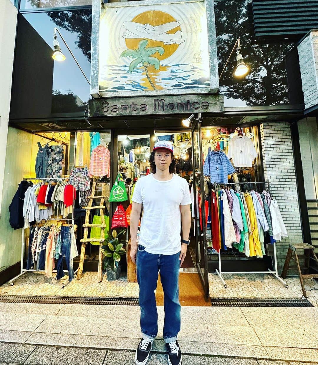 のインスタグラム：「SantaMonica表参道店 お世話になりました。 ミラーのタンクトップはじめ 服買いに出た時 困ったらこちらに行き 助けてもらった古着屋さん。 長い間、お疲れ様でした。」