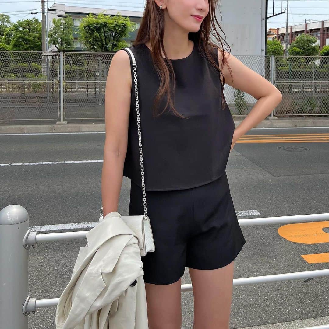 Nagiのインスタグラム：「同じ素材のトップスとボトムでセットアップに🥰  @kobe_lettuce の✨  トップスはノースリーブとショートスリーブあってノースリーブの方に パンツもショートパンツだけじゃなくミニの台形スカートの形もあるよ✔️  tops.bottom. #kobelettuce  bag. #maisonmargiela   . #code#fashion#コーデ#ファッション#シンプル#シンプルコーデ#プチプラ#神戸レタス#夏コーデ」