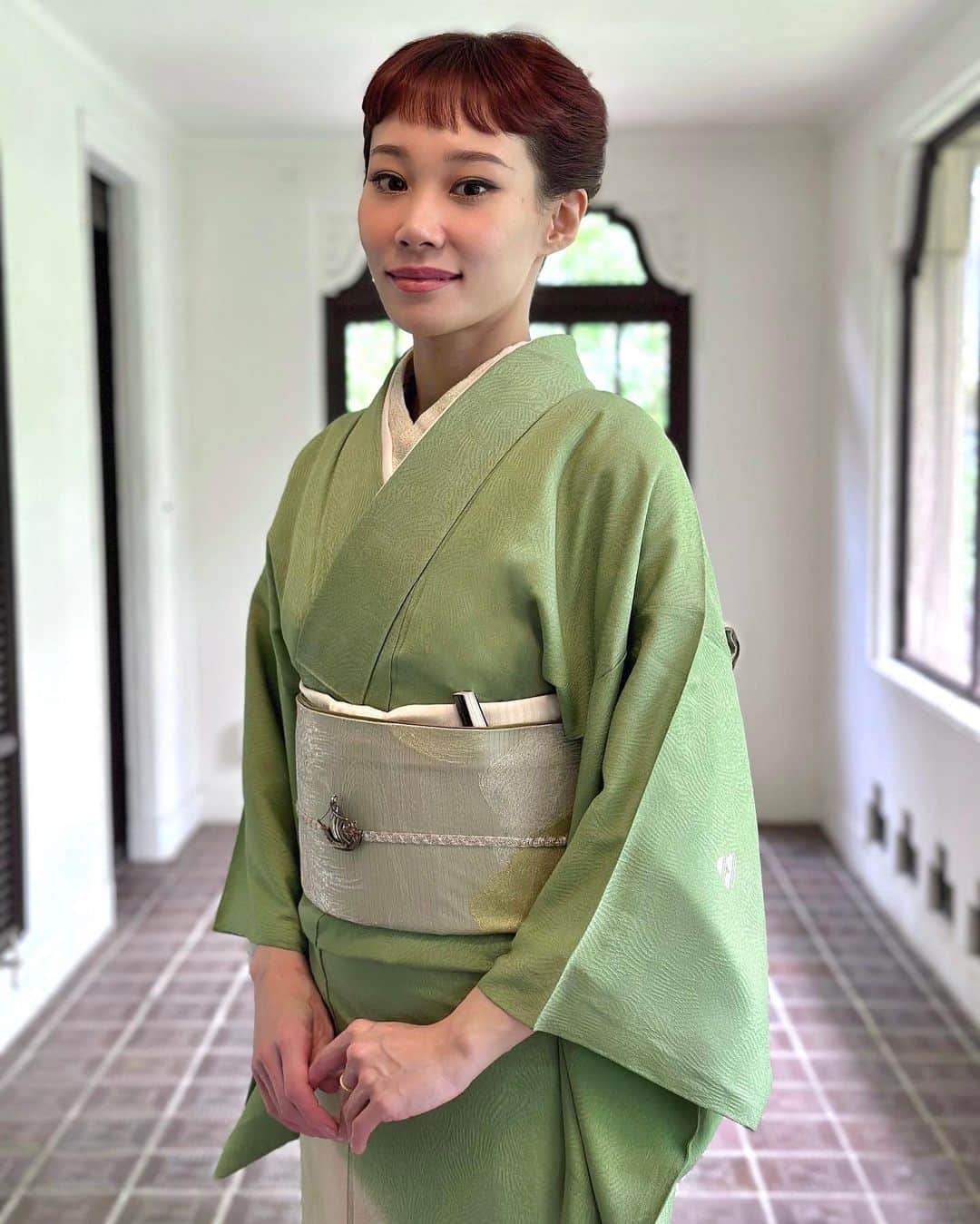 マドモアゼル・ユリアさんのインスタグラム写真 - (マドモアゼル・ユリアInstagram)「先日の着付教室でのお着物。 この日は夕方から京都で友人の結婚披露宴に参加だったので、その為のコーディネートです👘  鵜飼の柄の訪問着の地紋は、柴を束ねて文様化した柴垣文です。 帯はこの時期らしく流水に柳が金糸銀糸で織り出された絽の袋帯にしました。 帯留めにはお二人の門出を祝う意味を込め、彫金の船を。着物と帯の柄的には、川用の船の方が合うと思ったのですが、門出を祝う船にしたかったので、おめでたい船を選びました😌 お草履は"関づか"さんで誂えた、特別な時に履く十段重ねの畳表のお草履です。  #アンティーク着物 #鵜飼 #訪問着#色留袖 #草履 #antiquekimono #kimono」6月25日 19時42分 - mademoiselle_yulia