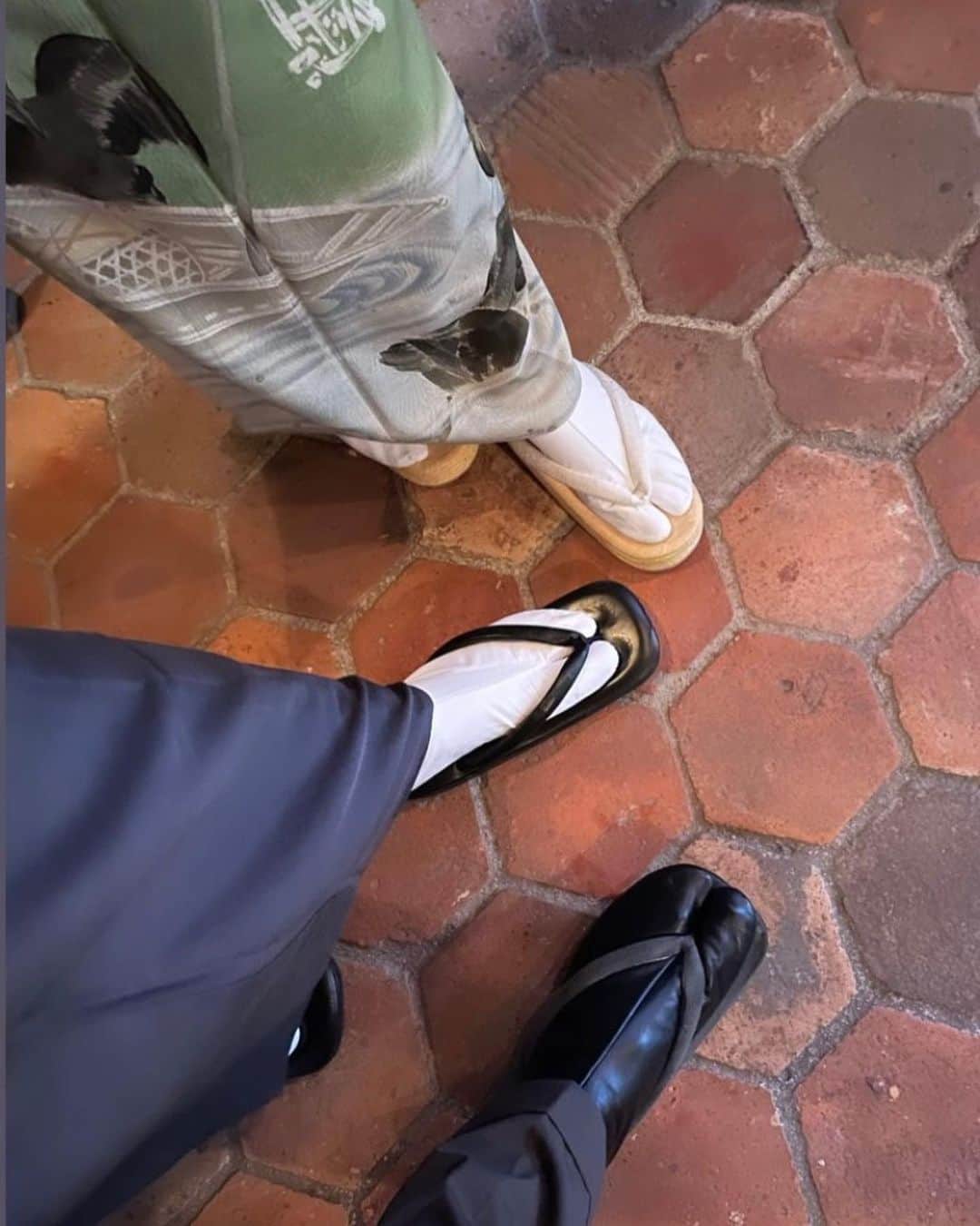 マドモアゼル・ユリアさんのインスタグラム写真 - (マドモアゼル・ユリアInstagram)「先日の着付教室でのお着物。 この日は夕方から京都で友人の結婚披露宴に参加だったので、その為のコーディネートです👘  鵜飼の柄の訪問着の地紋は、柴を束ねて文様化した柴垣文です。 帯はこの時期らしく流水に柳が金糸銀糸で織り出された絽の袋帯にしました。 帯留めにはお二人の門出を祝う意味を込め、彫金の船を。着物と帯の柄的には、川用の船の方が合うと思ったのですが、門出を祝う船にしたかったので、おめでたい船を選びました😌 お草履は"関づか"さんで誂えた、特別な時に履く十段重ねの畳表のお草履です。  #アンティーク着物 #鵜飼 #訪問着#色留袖 #草履 #antiquekimono #kimono」6月25日 19時42分 - mademoiselle_yulia