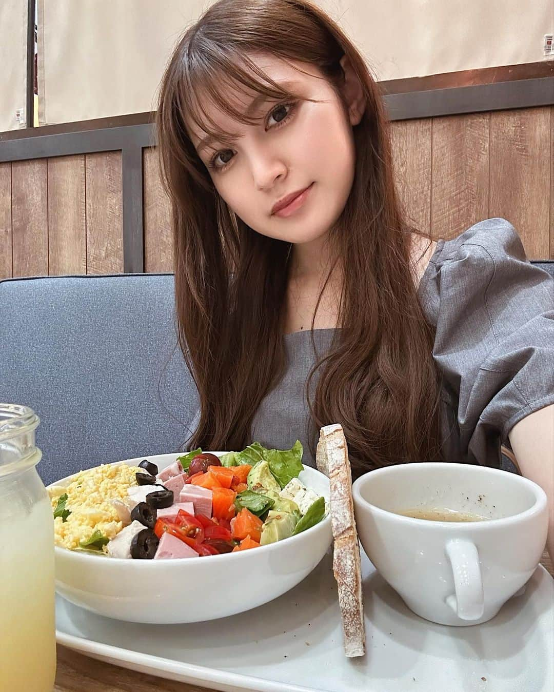 神志那結衣のインスタグラム：「1人ランチの時はサラダにするようにしてる🥗💚 ジュースはジンジャエール🍹  毎日考える事沢山… 挑戦してみたいこともたくさん思い付くけど、実践に移しにくいものがほとんどだったり。 あれもしたい！これもしたい！ 好奇心旺盛な私です😂🩷  こうやって、やりたい事があったり、選択肢がある事に感謝。 事務所の代表、マネージャーさん、スタッフの皆様。家族。友達。ファンの皆さん。いつもありがとうございます💐  最近意識している事は、″言霊″です。  知ってる人は知ってる言葉ですが 『美しい唇になりたければ、美しい言葉を使いなさい』 まさにその通りなんだよね。  言葉にすると、本当にその通りになるの！嘘みたいな本当の話。 自然と自分もそんなふうに動くんだろうなぁ  最近好きな言葉は 『おかげさまで』  言葉を大切にしてる人は凄く素敵だなと思います🫶  私は語彙力があまりないですが…笑 言葉に力をお借りしながら 毎日を豊かに彩っていきたいです💐  #サラダ　#1人ランチ　#salad #lunch #言霊」